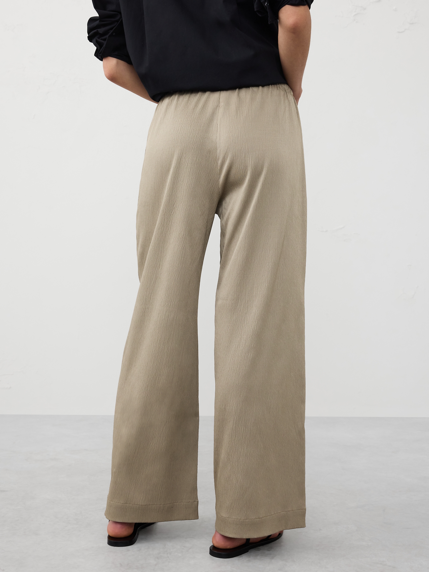 L'image numéro 2 présente Pantalon à taille extensible et à jambe large en satin froissé