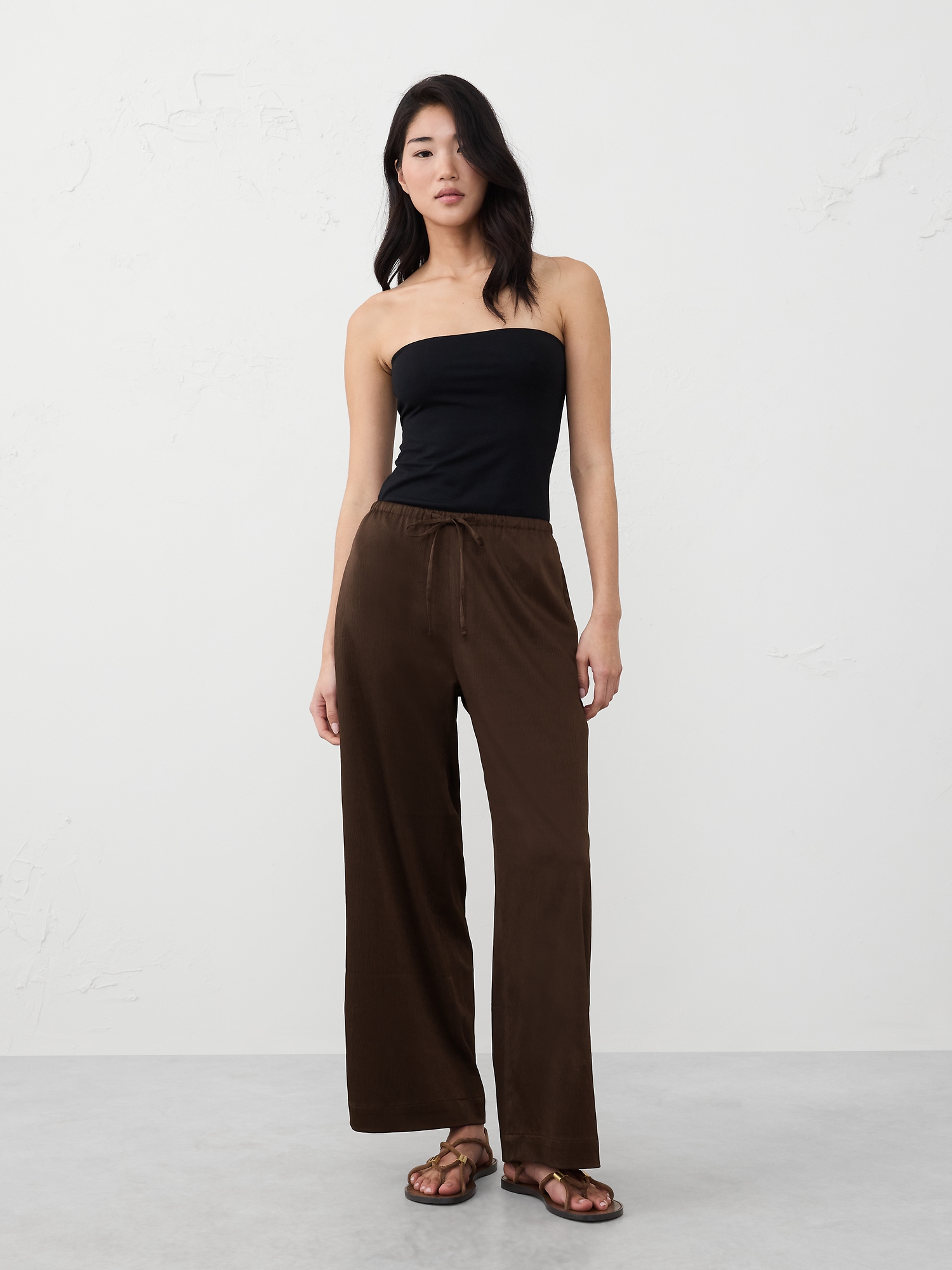 Pantalon à taille extensible et à jambe large en satin froissé