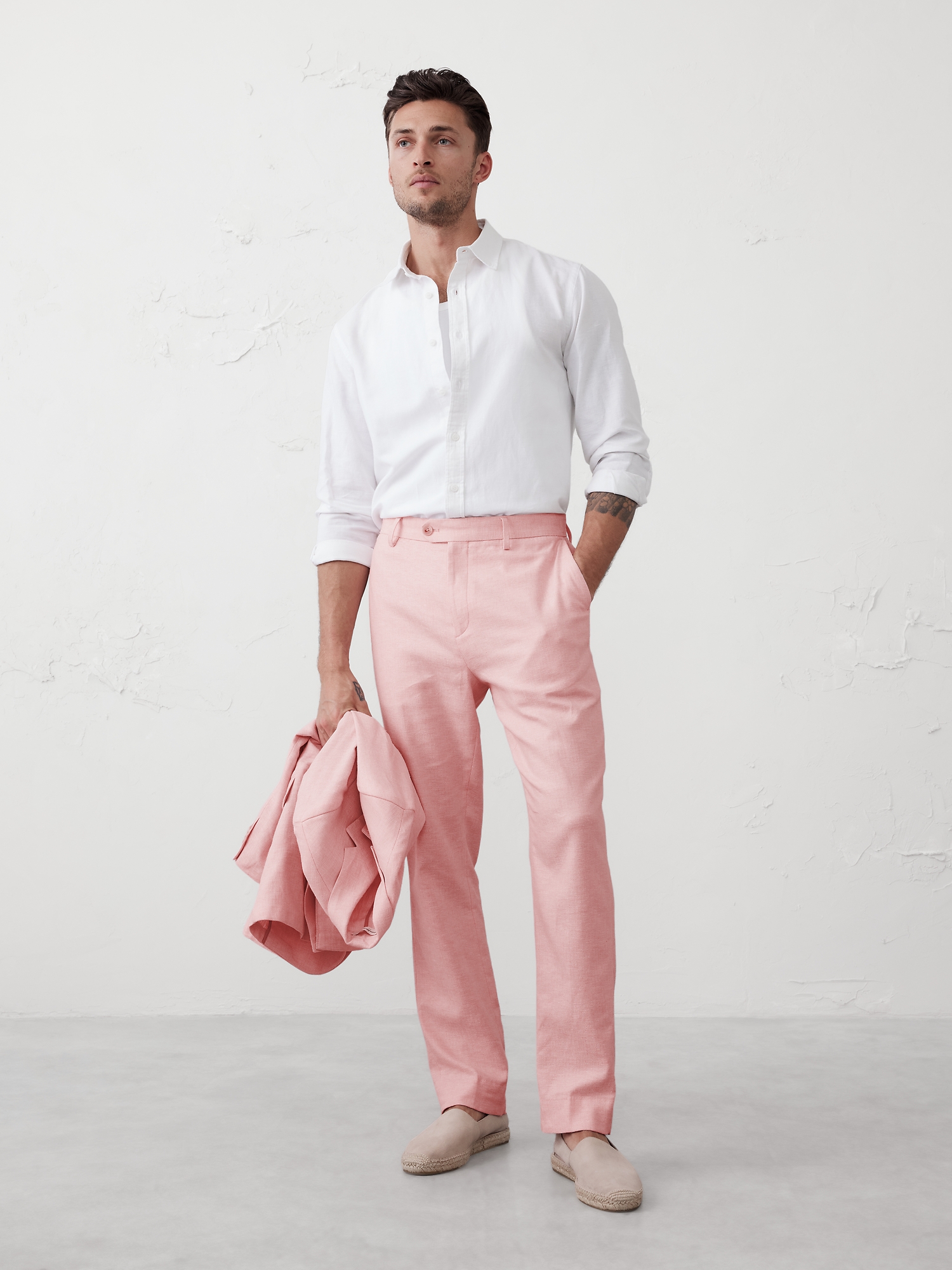 L'image numéro 1 présente Pantalon de complet à chevrons en mélange de lin, coupe cintrée