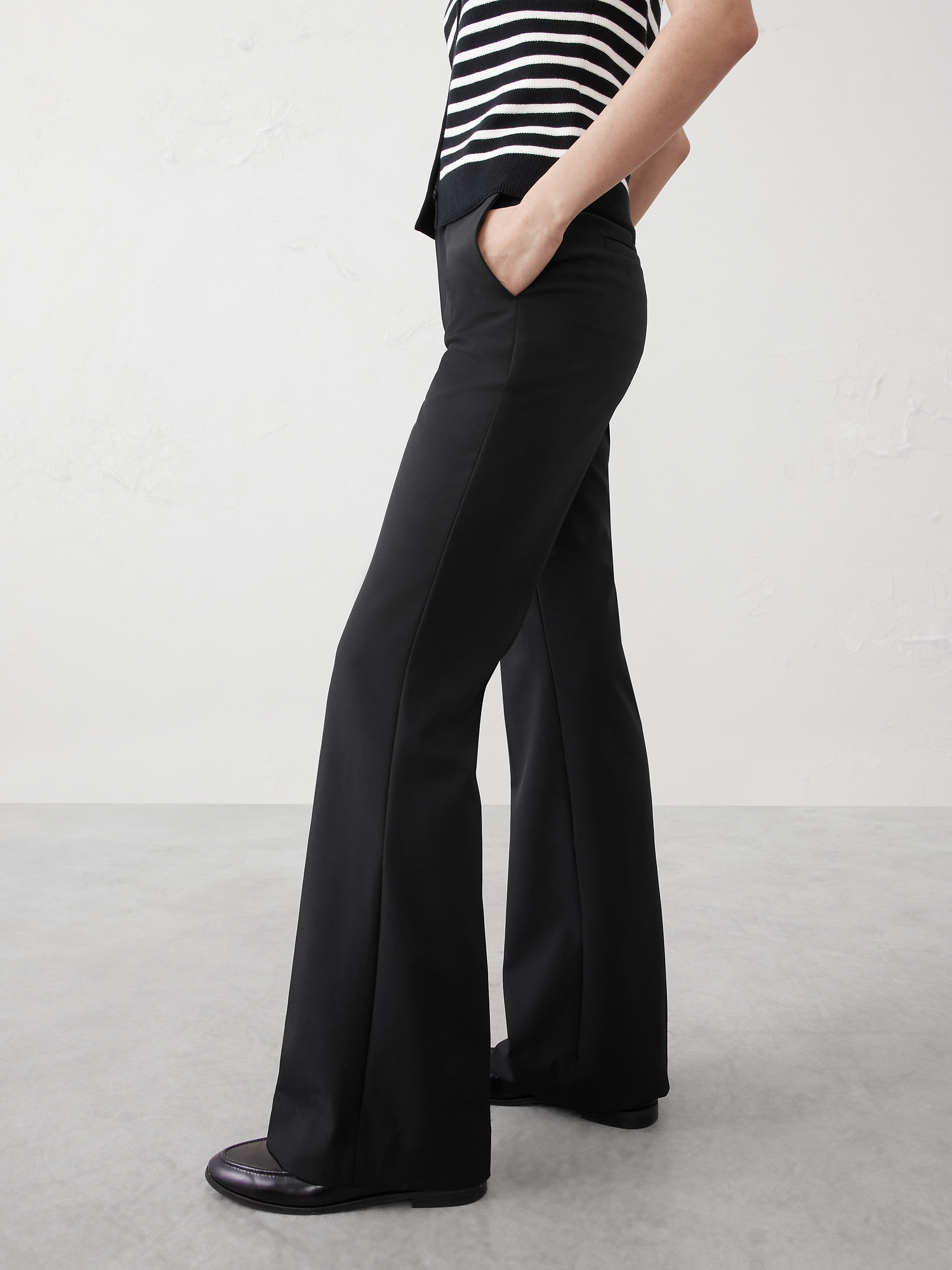 L'image numéro 4 présente Pantalon semi-évasé à effet sculptant