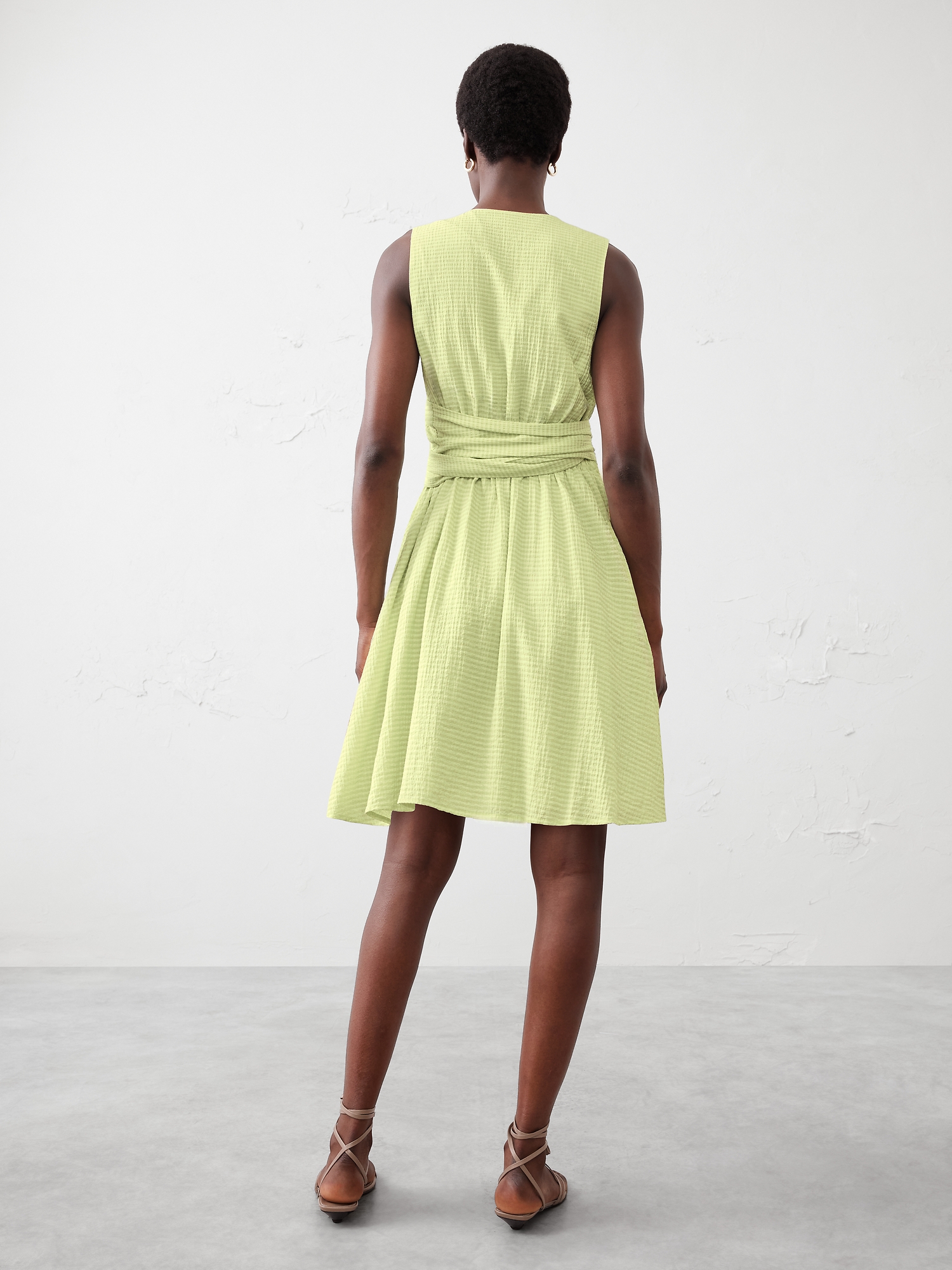 L'image numéro 2 présente Robe courte texturée à taille portefeuille