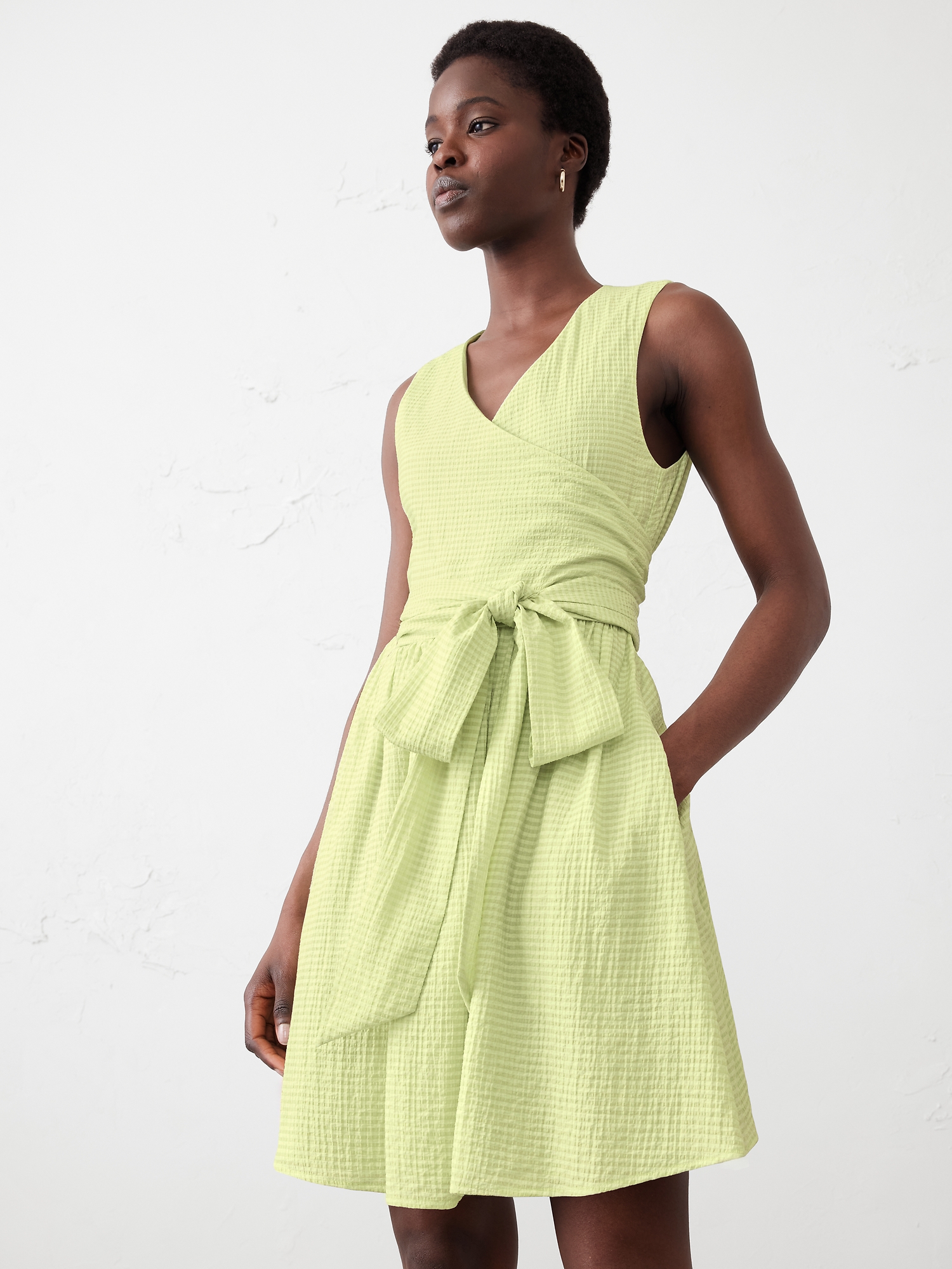 L'image numéro 3 présente Robe courte texturée à taille portefeuille