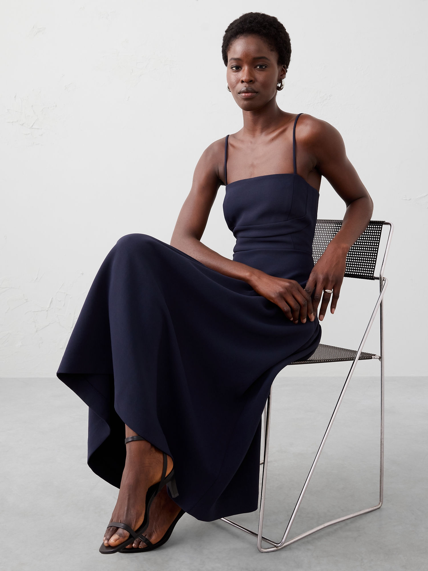 Robe mi-longue structurée à bretelles et à taille basse - Bleu