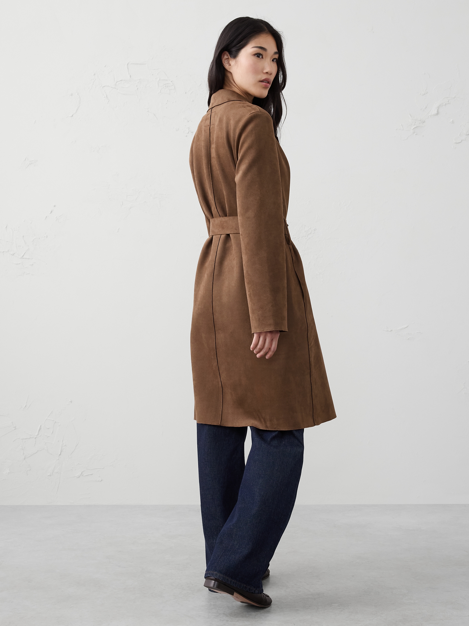 L'image numéro 2 présente Manteau portefeuille long en suède végane