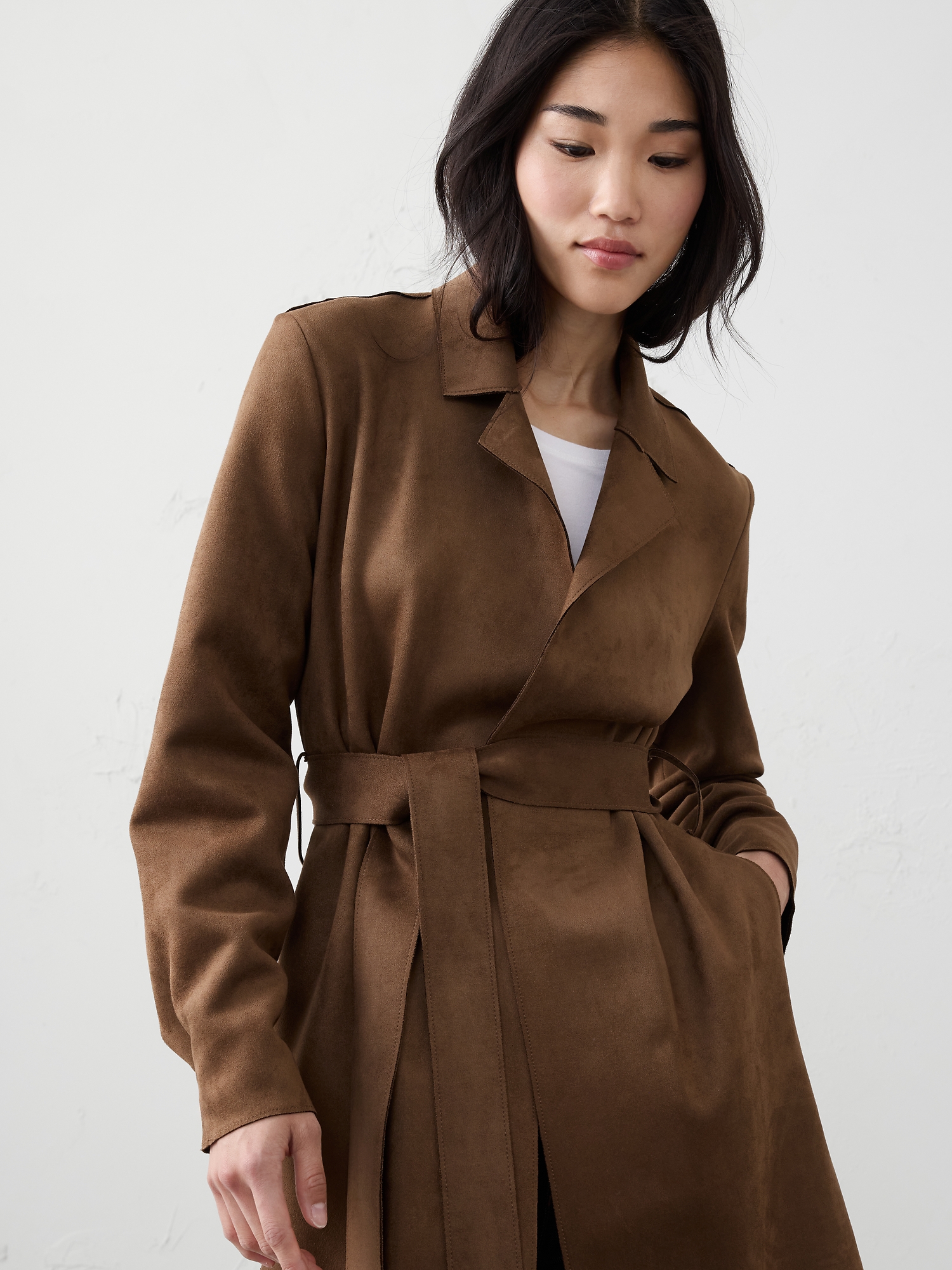 L'image numéro 3 présente Manteau portefeuille long en suède végane