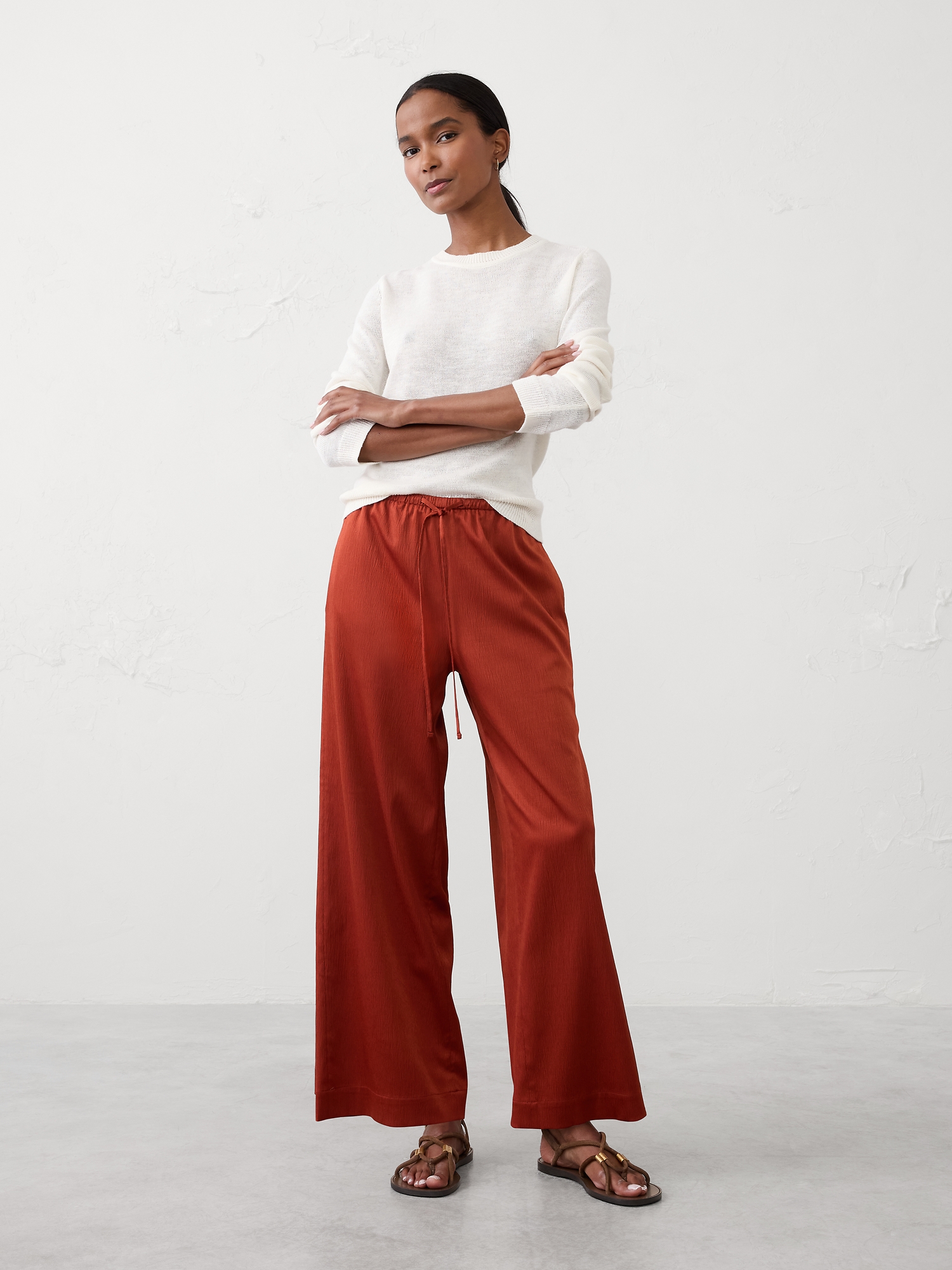 Pantalon à taille extensible et à jambe large en satin froissé