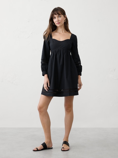 ROBE COURTE À TAILLE FRONCÉE À BRODERIE ANGLAISE