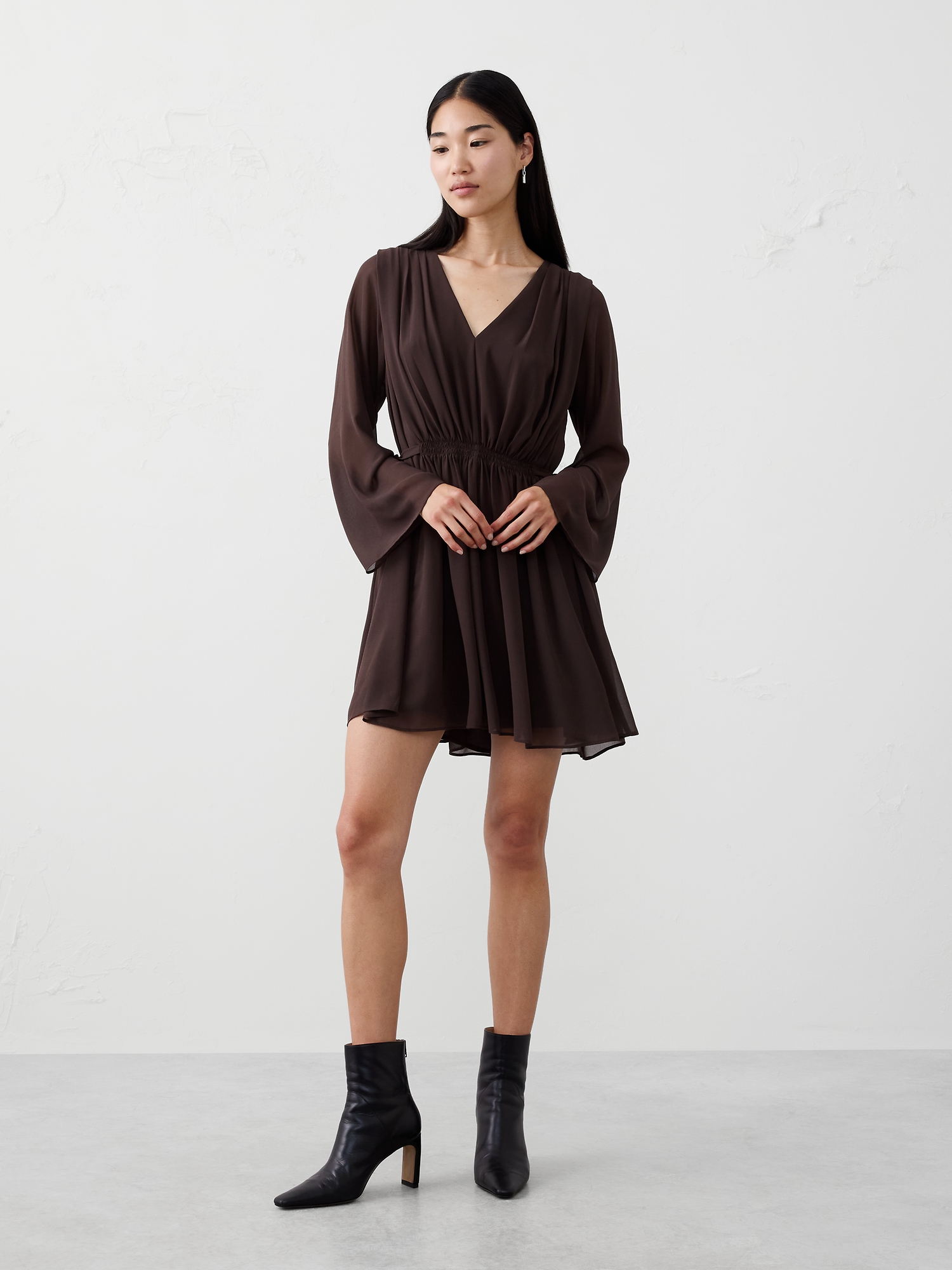 Robe courte en crêpe chiffon nouée sur le côté - Chêne Foncé