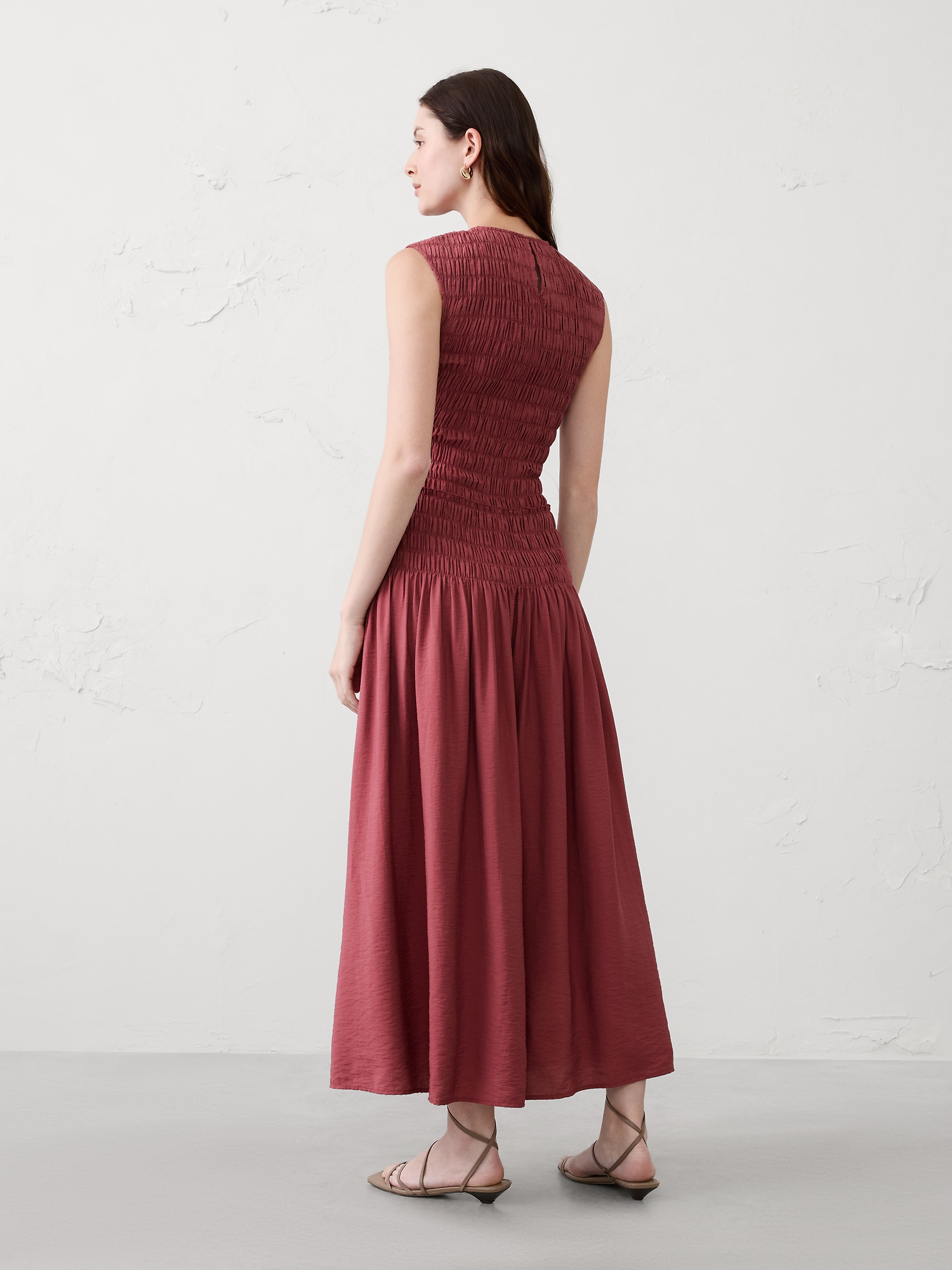 L'image numéro 2 présente Robe longue à corsage smocké