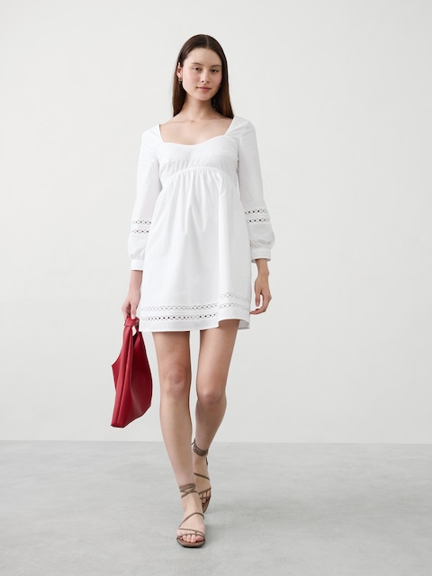 ROBE COURTE À TAILLE FRONCÉE À BRODERIE ANGLAISE