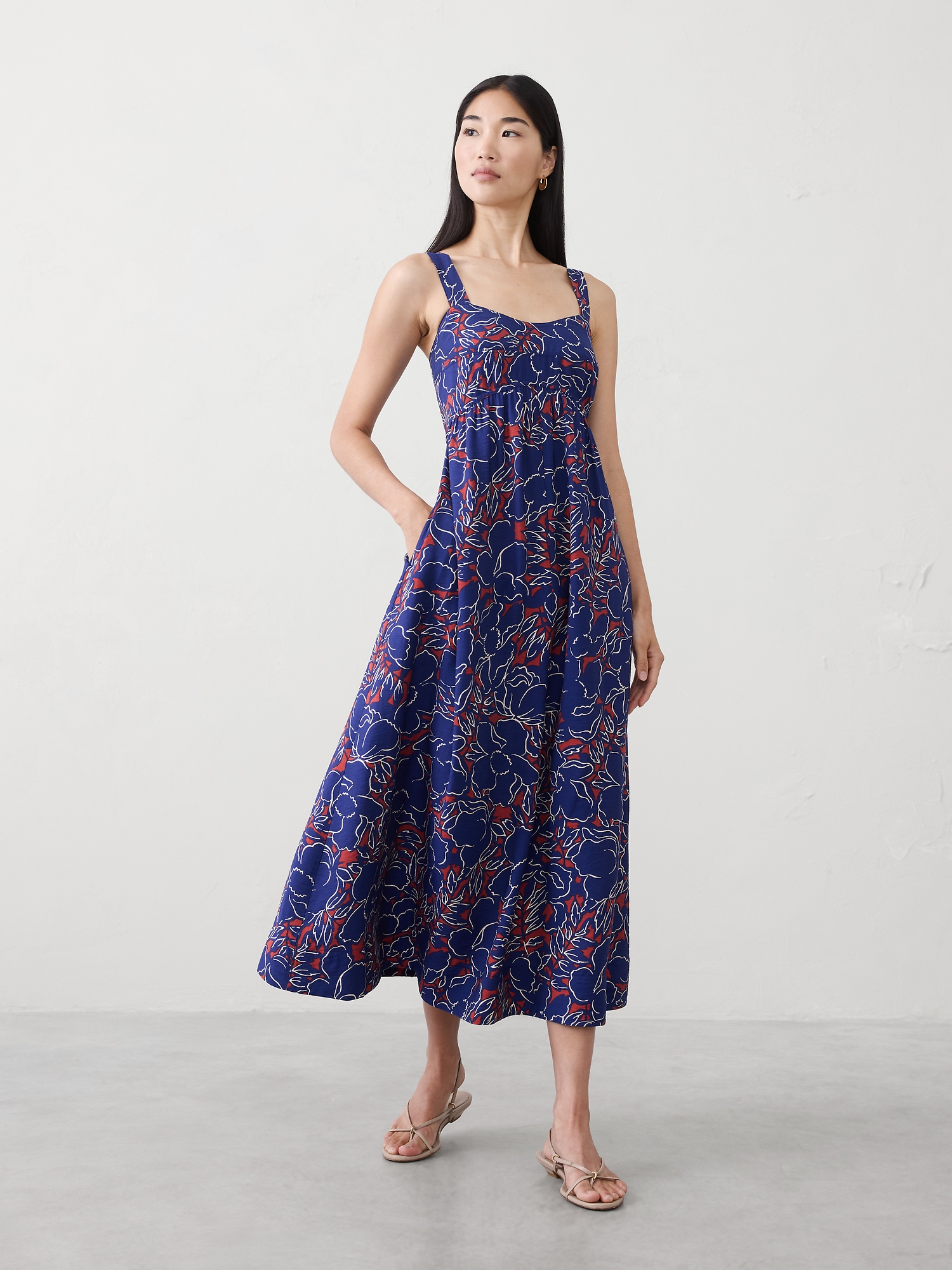 Robe mi-longue à taille empire froncée - Bleu Marine Et Fleurs