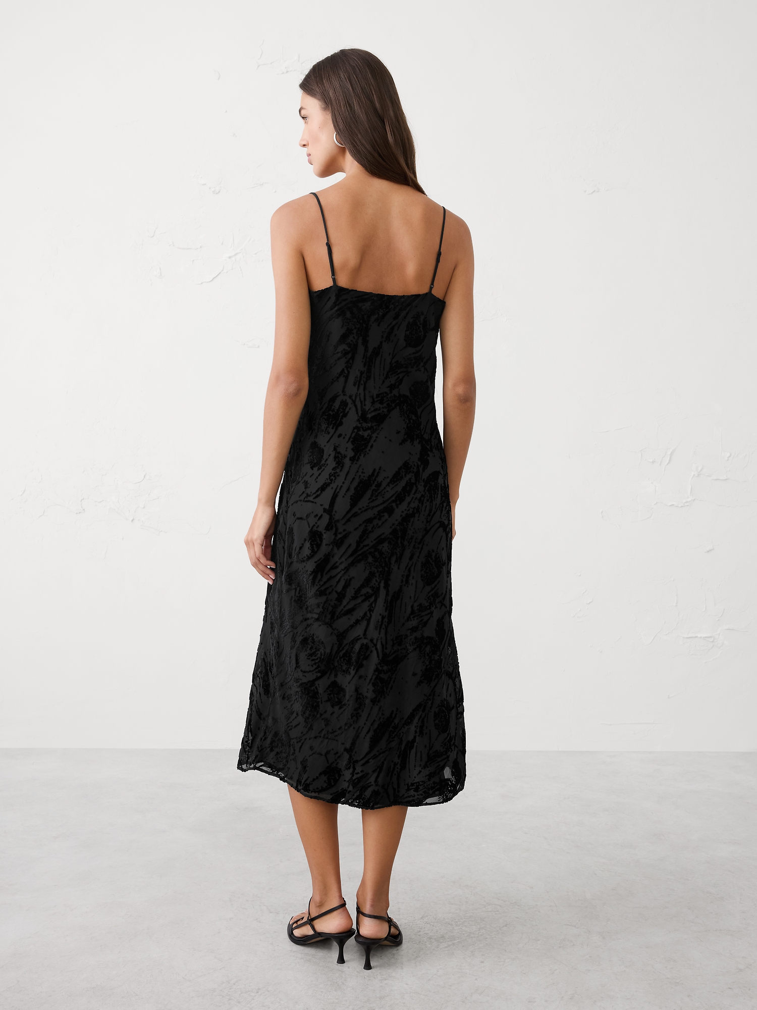 L'image numéro 5 présente Robe fourreau mi-longue en satin (photo robe longue)