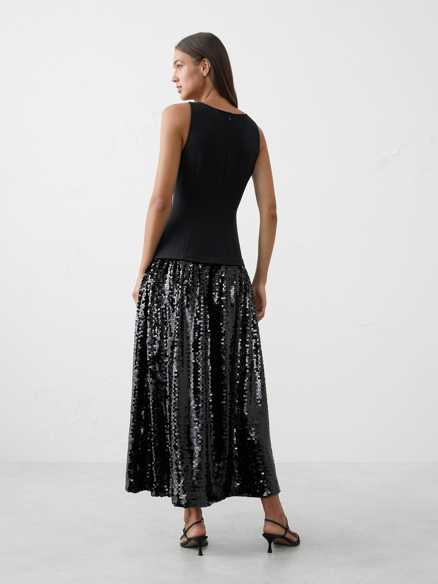 L'image numéro 2 présente Robe longue ajustée et évasée à sequins à taille basse