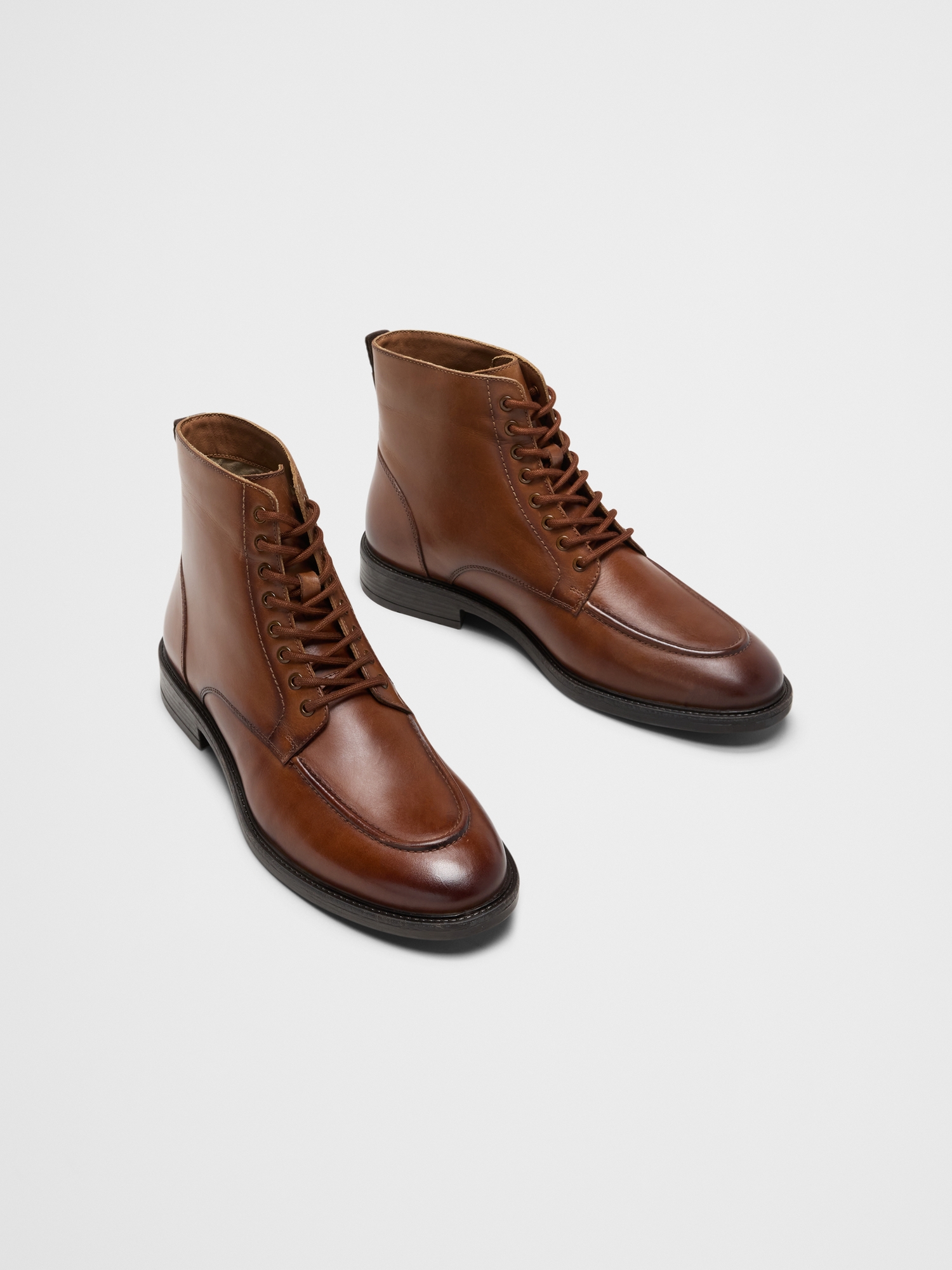 L'image numéro 2 présente Bottes à bout mocassin en cuir lissé