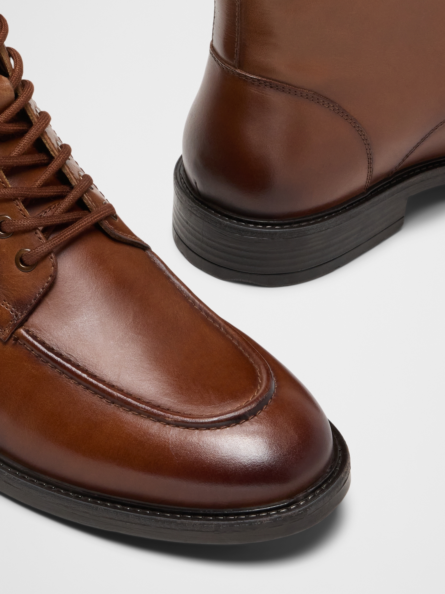 L'image numéro 5 présente Bottes à bout mocassin en cuir lissé