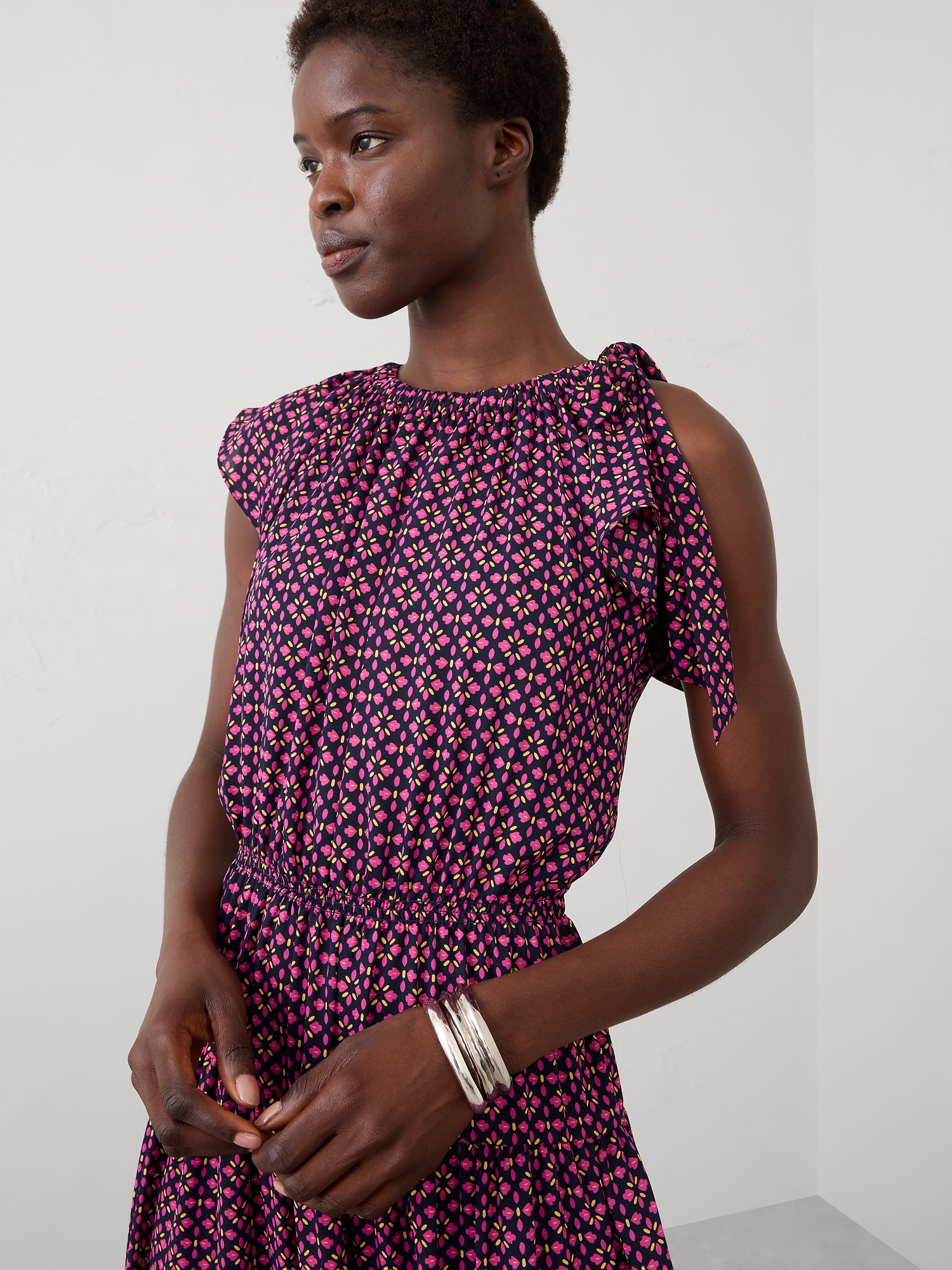 L'image numéro 3 présente Robe mi-longue à encolure froncée et jupe taille basse.