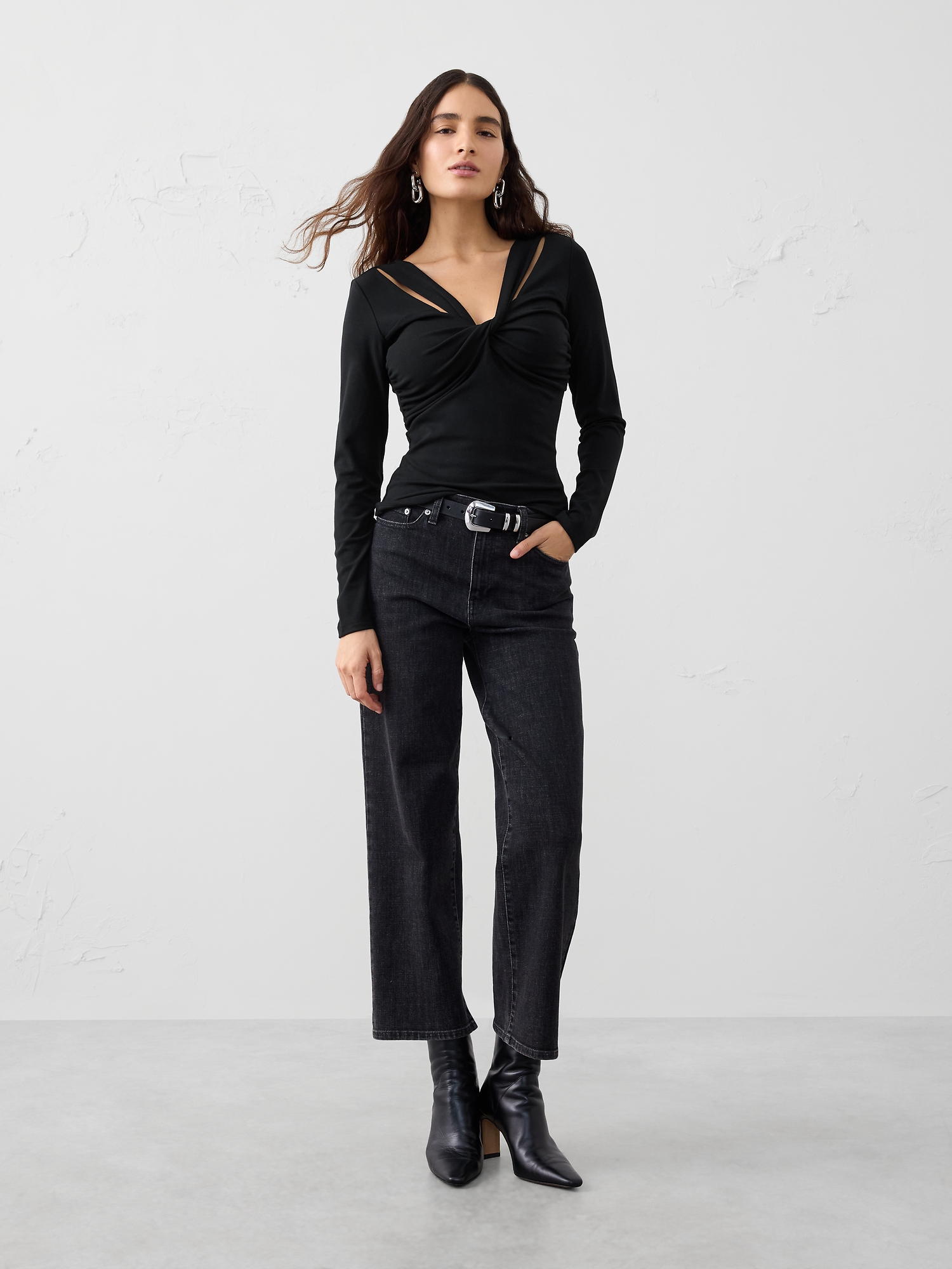 Image number 1 showing, Twist-Front Top