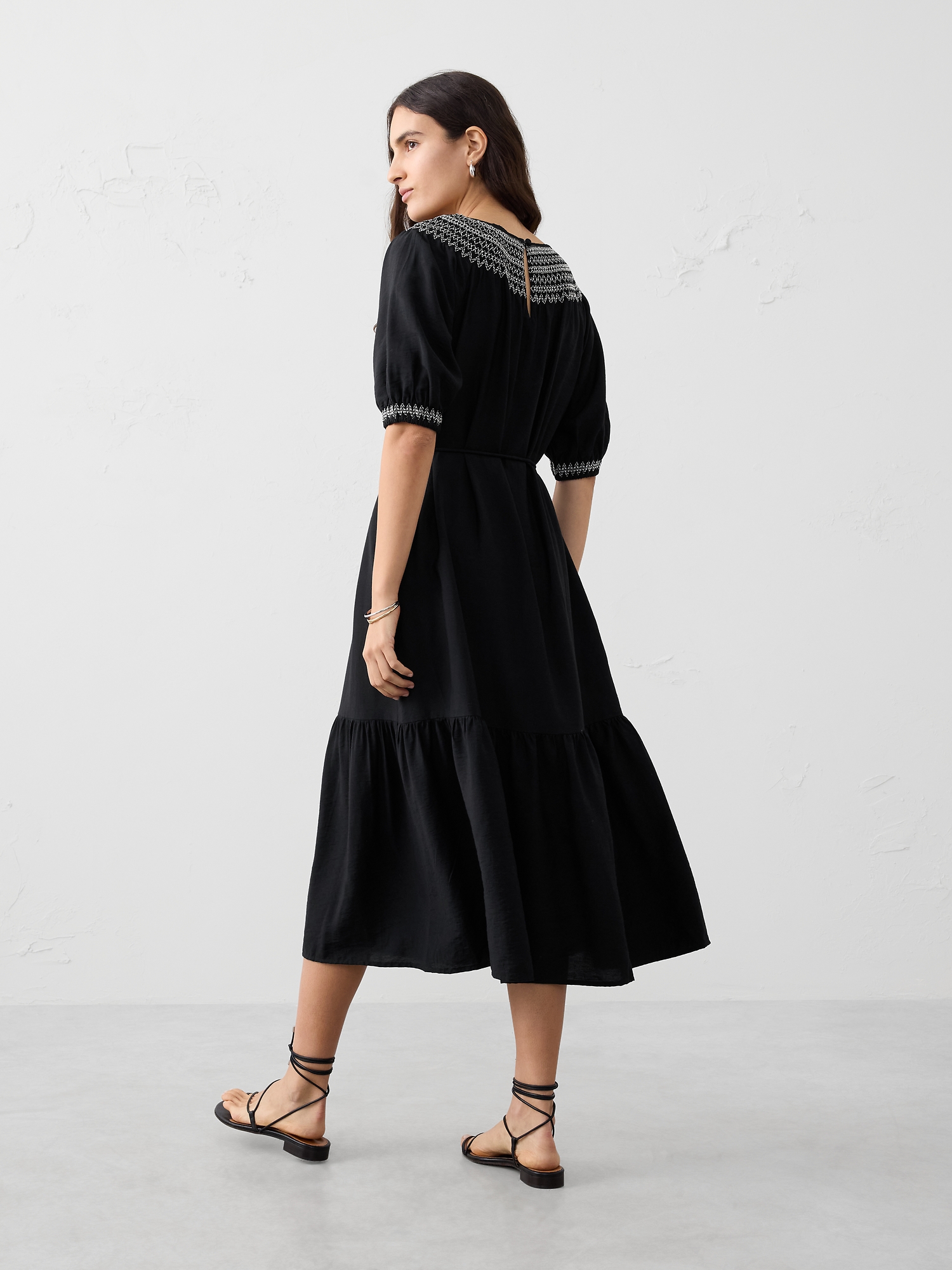 L'image numéro 2 présente Robe brodée à manches 3/4