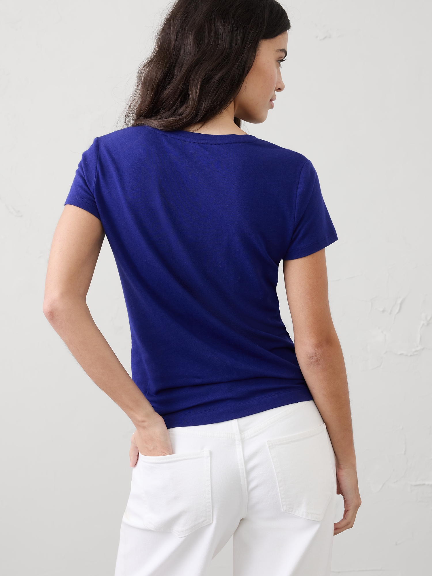 L'image numéro 2 présente T-shirt intemporel à encolure en V