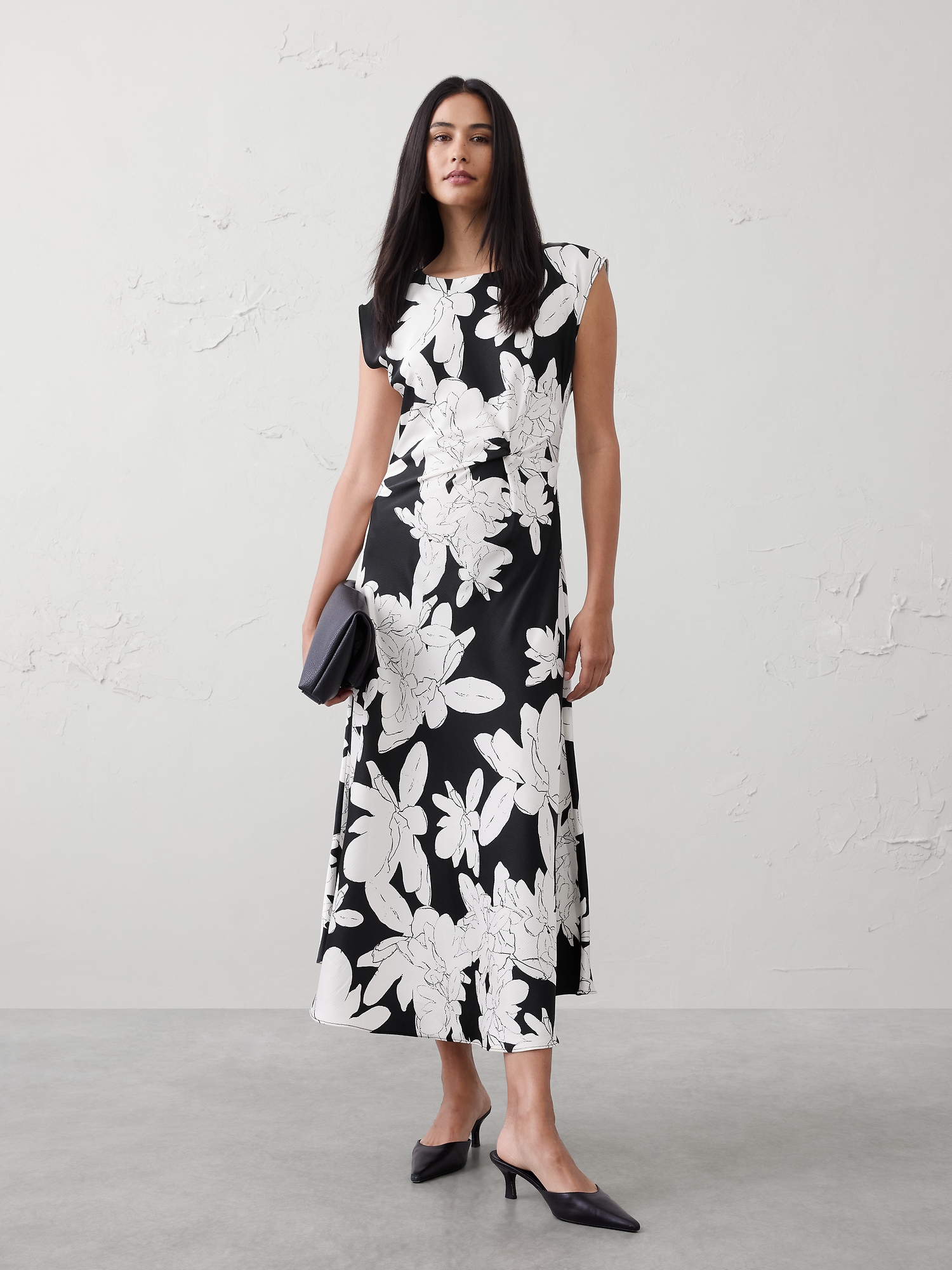 ROBE MI-LONGUE EN SATIN À DEVANT TORSADÉ À COL BATEAU