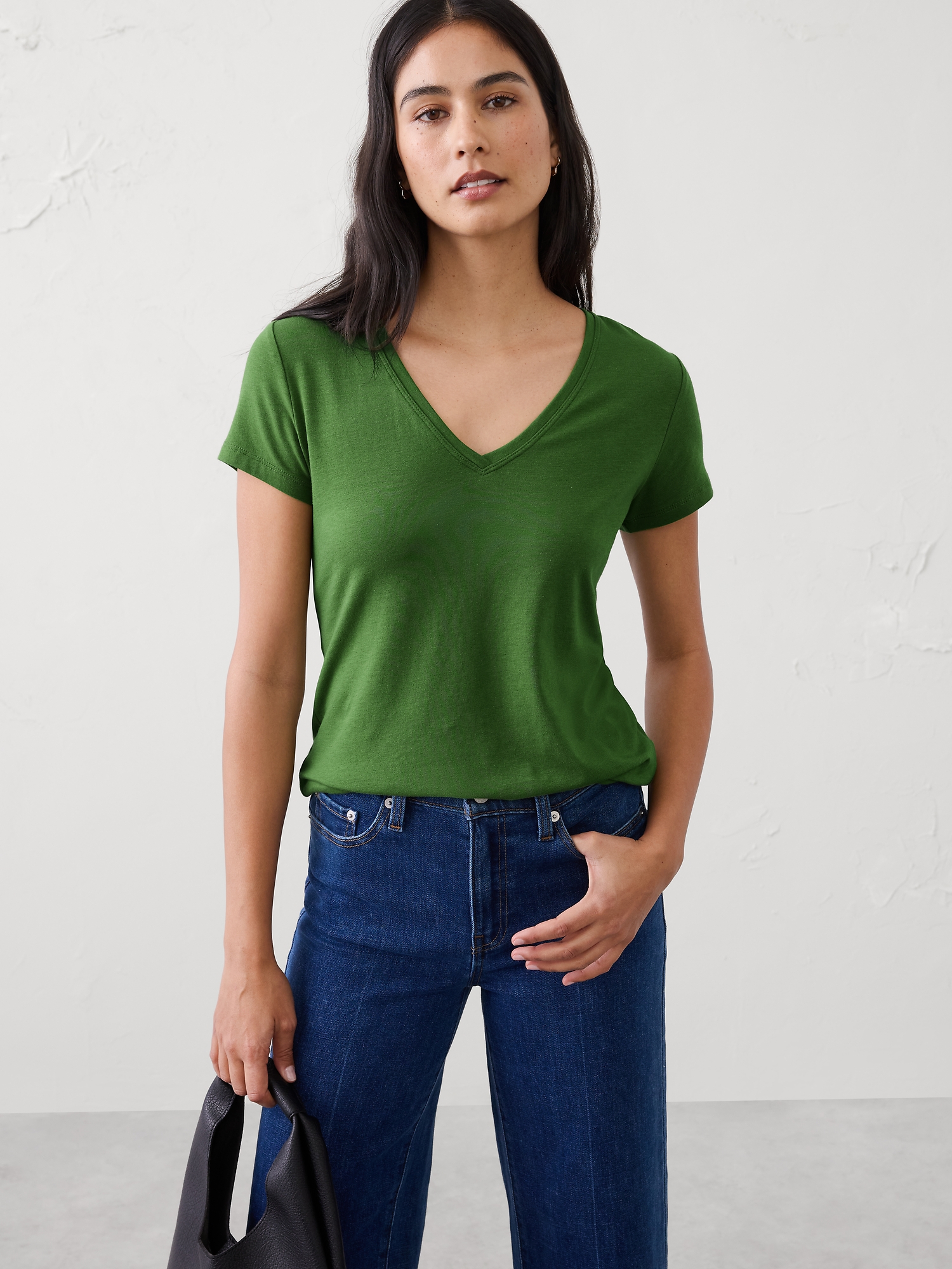 T-SHIRT INTEMPOREL À ENCOLURE EN V