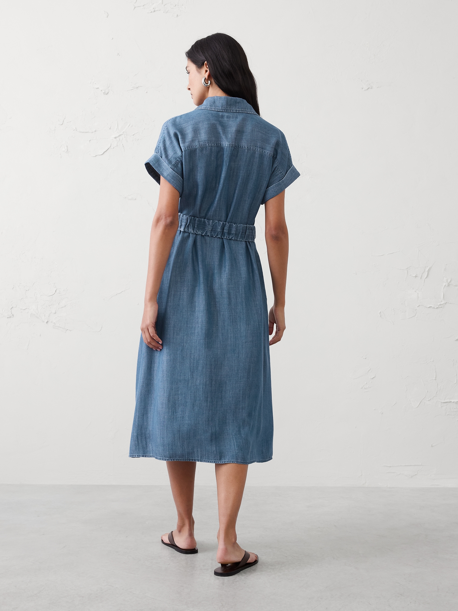 L'image numéro 2 présente Robe-chemisier utilitaire mi-longue en chambray