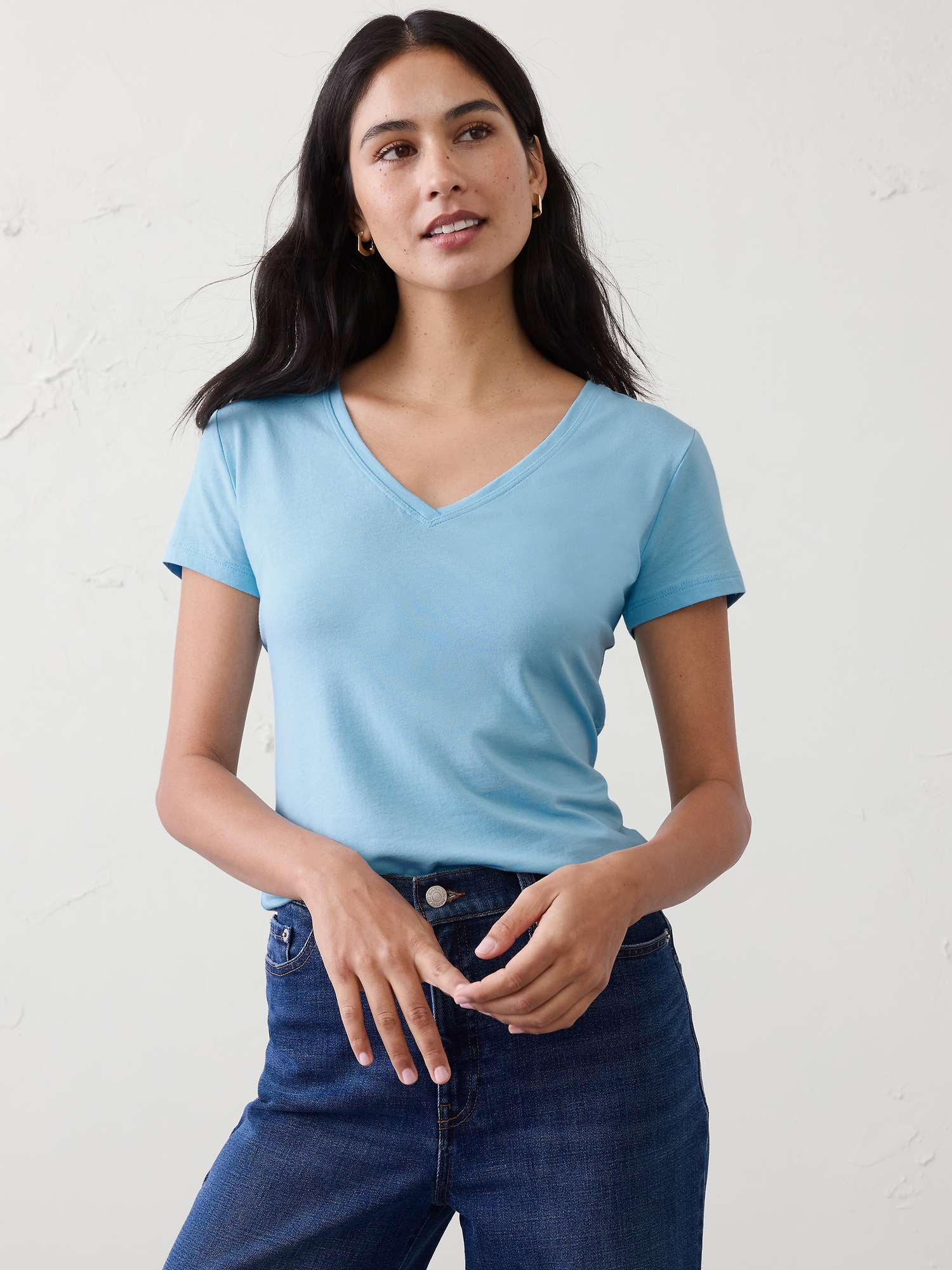 T-SHIRT INTEMPOREL À ENCOLURE EN V