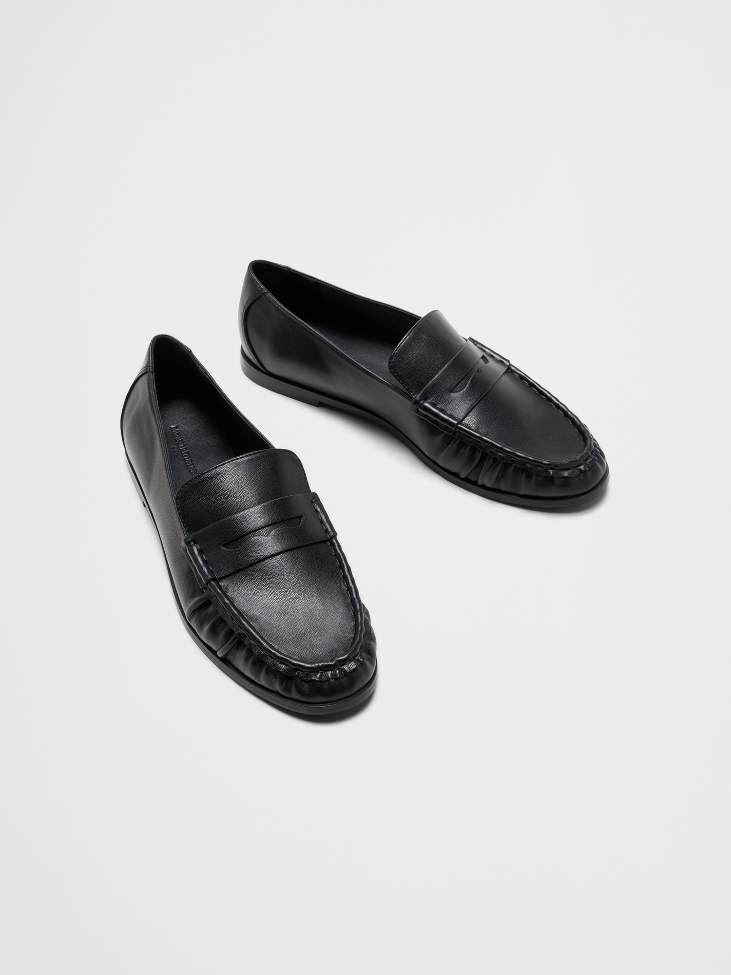 L'image numéro 2 présente Mocassins froncés en cuir végane