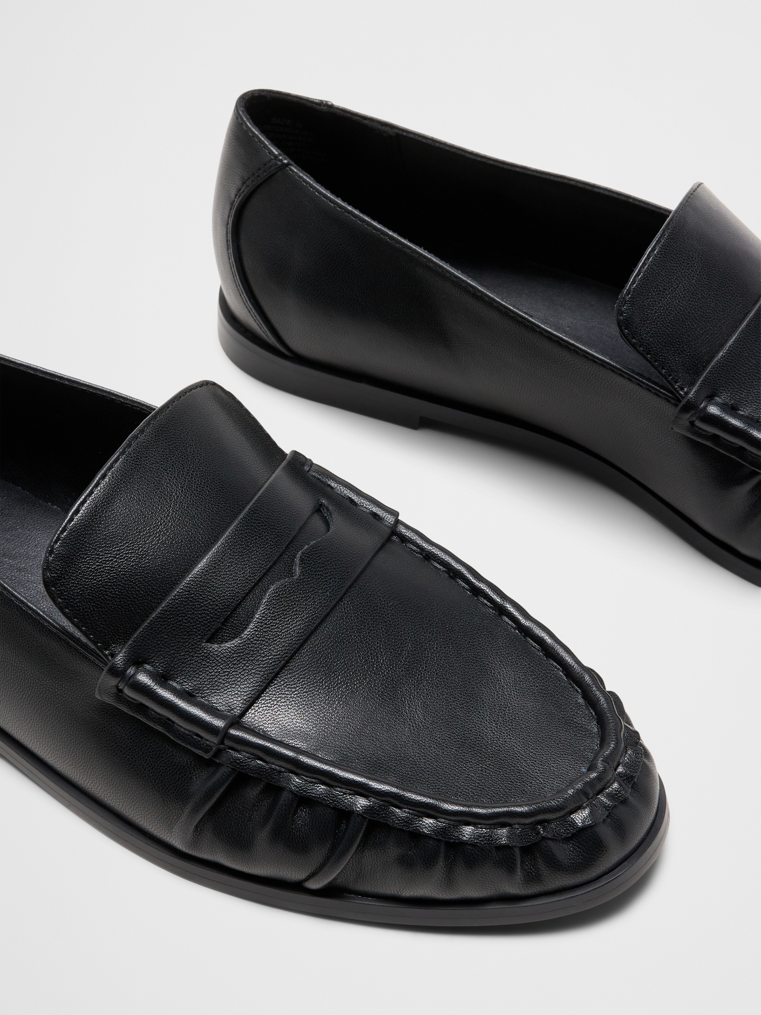 L'image numéro 5 présente Mocassins froncés en cuir végane