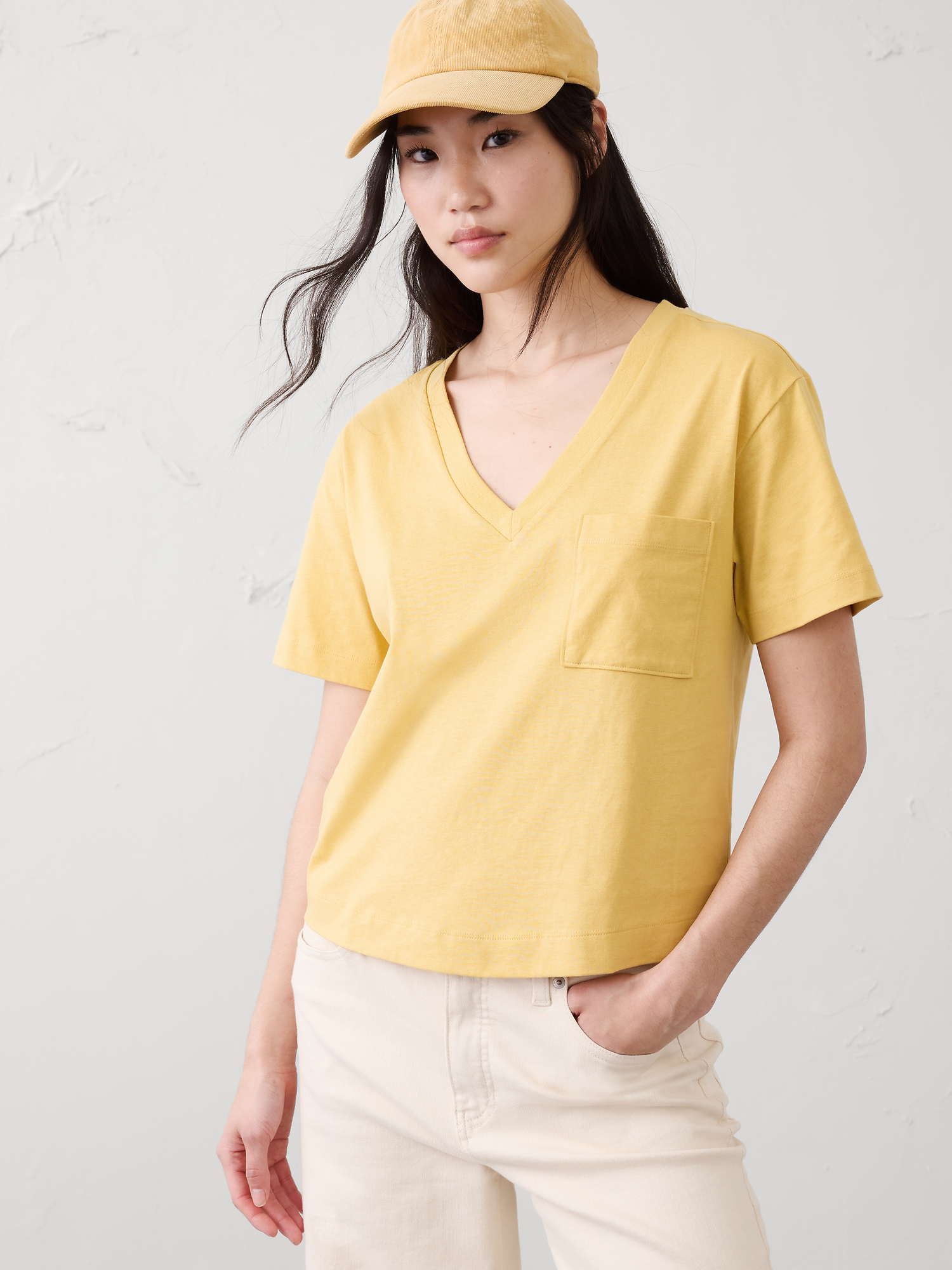 T-SHIRT EN COTON DE QUALITÉ SUPÉRIEURE À POCHE ET COL EN V