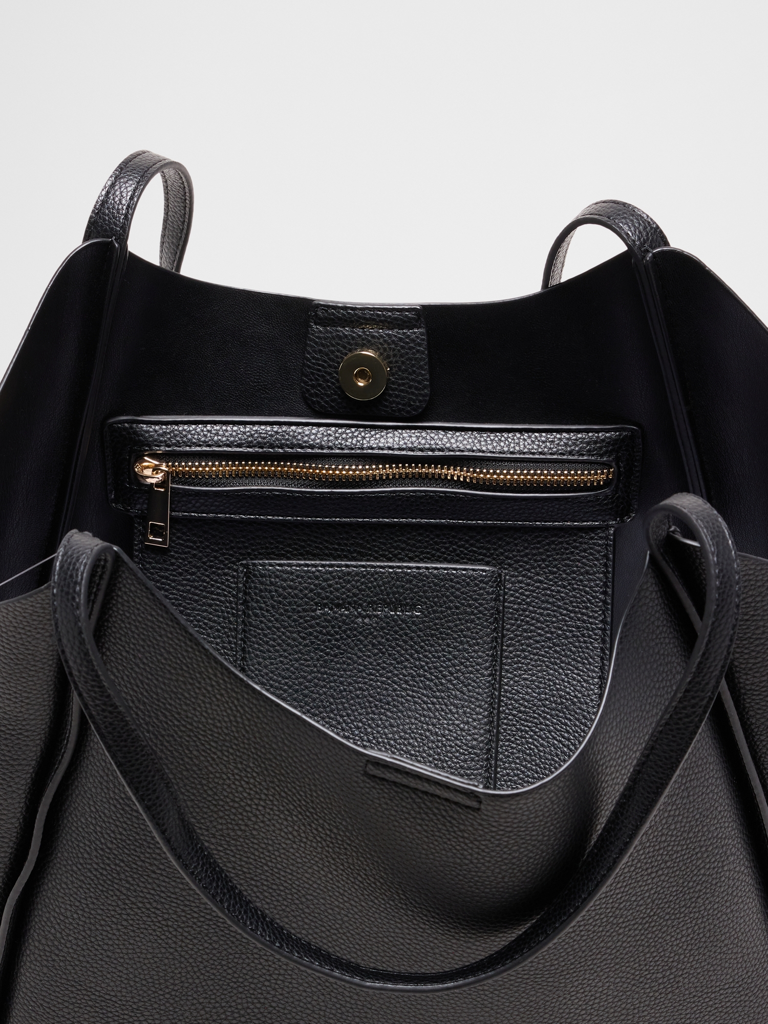 L'image numéro 5 présente Fourre-tout moderne en forme de seau en cuir végane