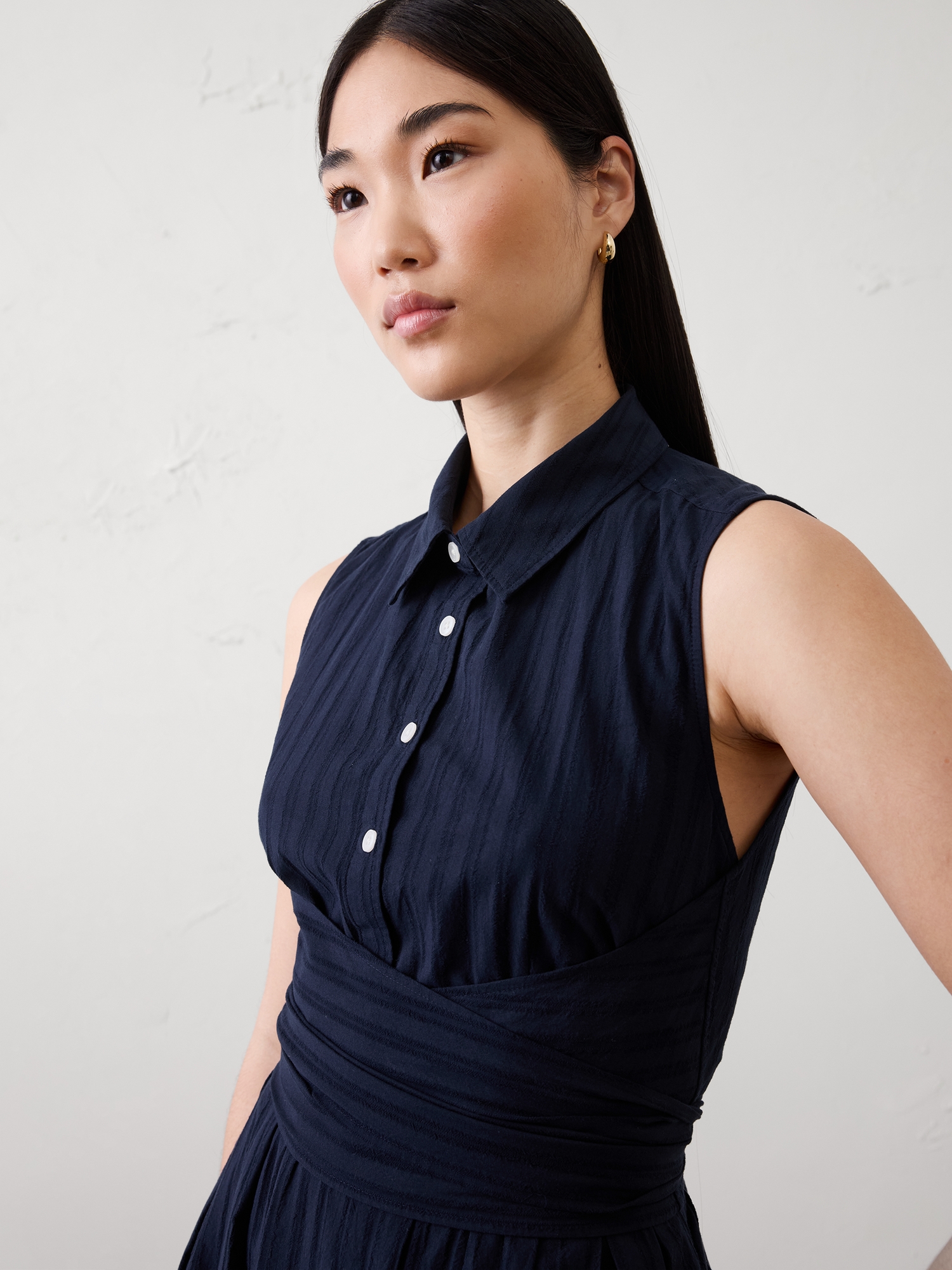 L'image numéro 3 présente Robe-chemisier cache-cœur mi-longue en tissu armuré