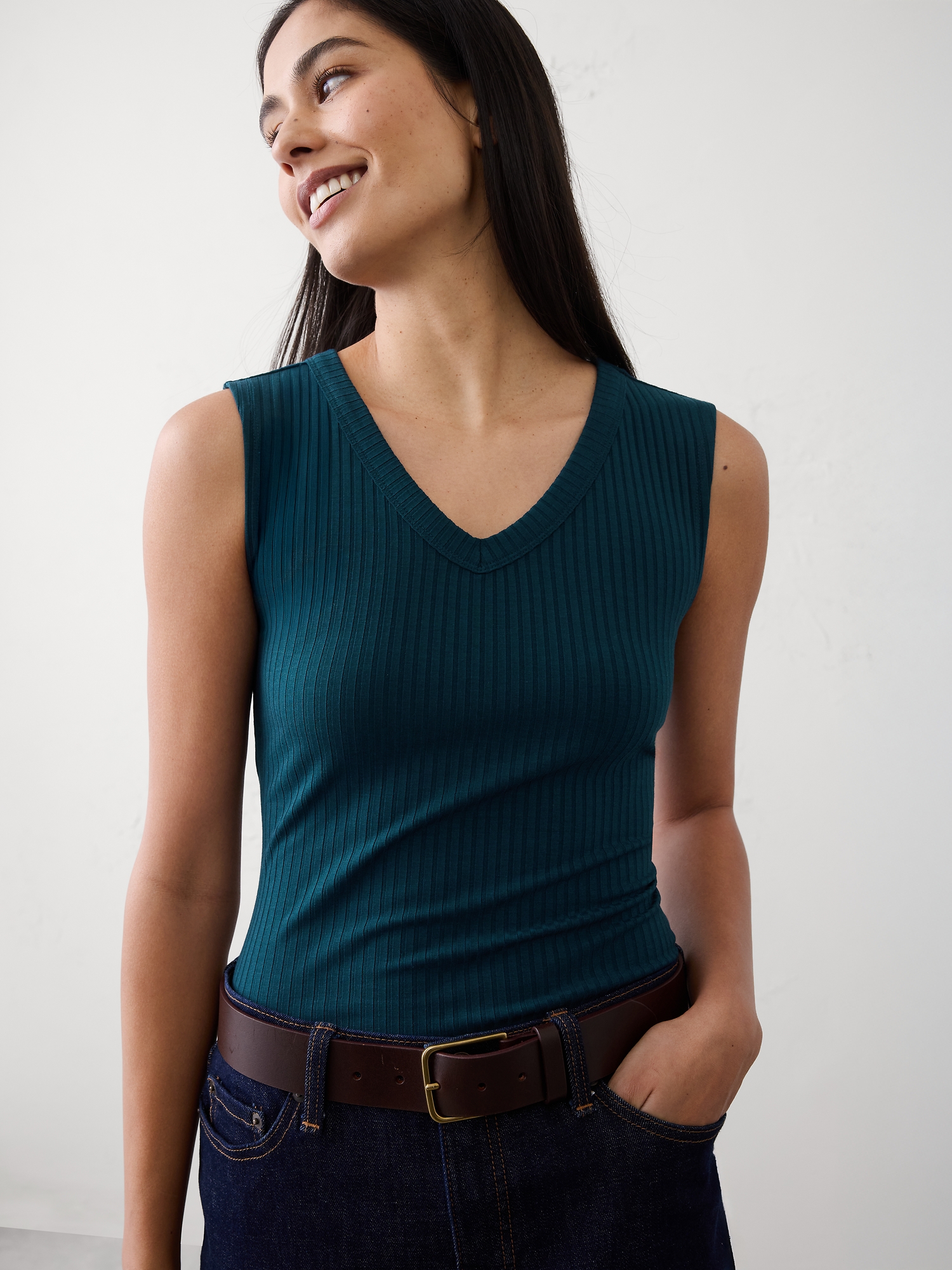 T-SHIRT EN TRICOT CÔTELÉ À ENCOLURE EN V