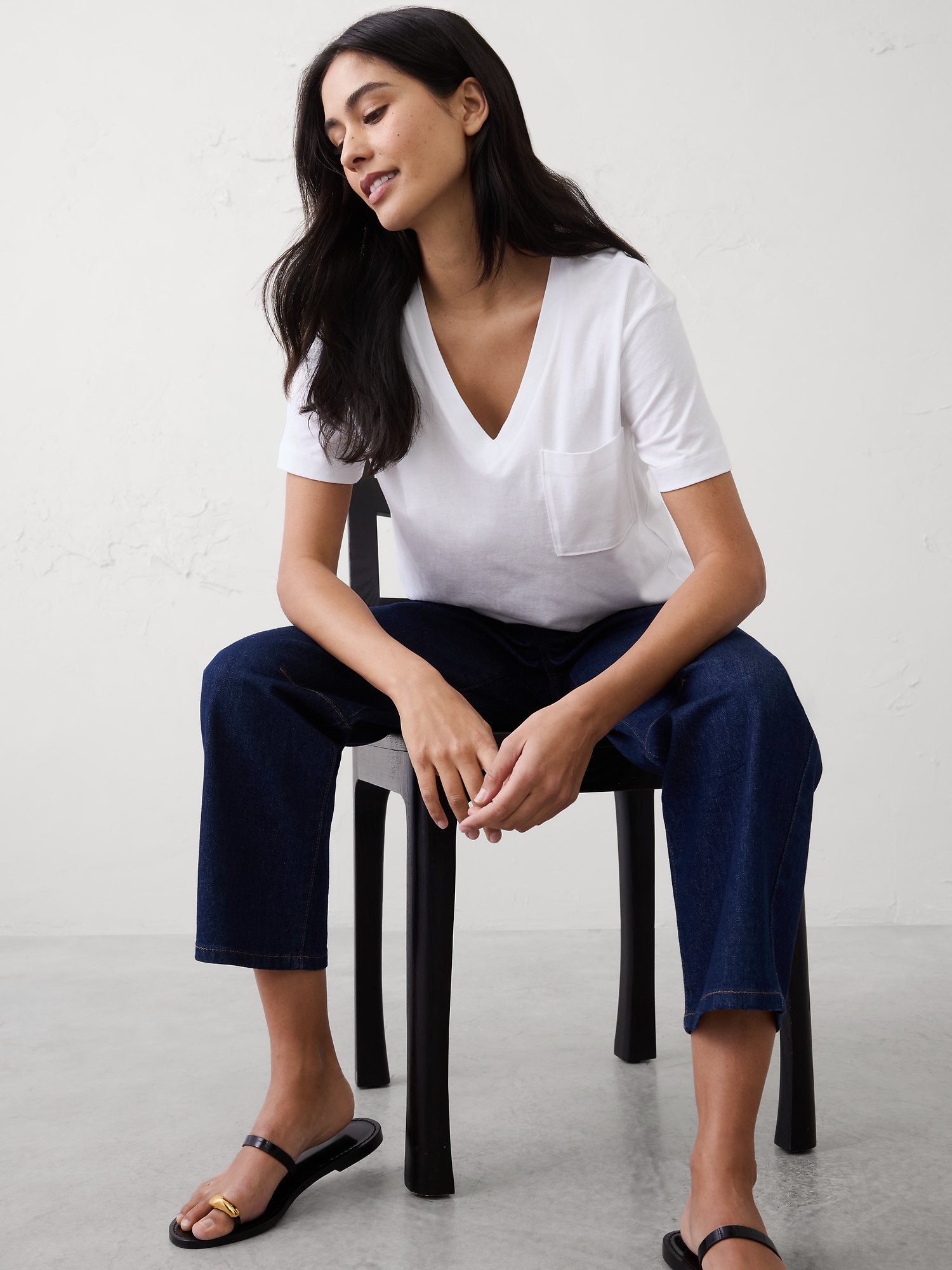 T-SHIRT EN COTON DE QUALITÉ SUPÉRIEURE À POCHE ET COL EN V