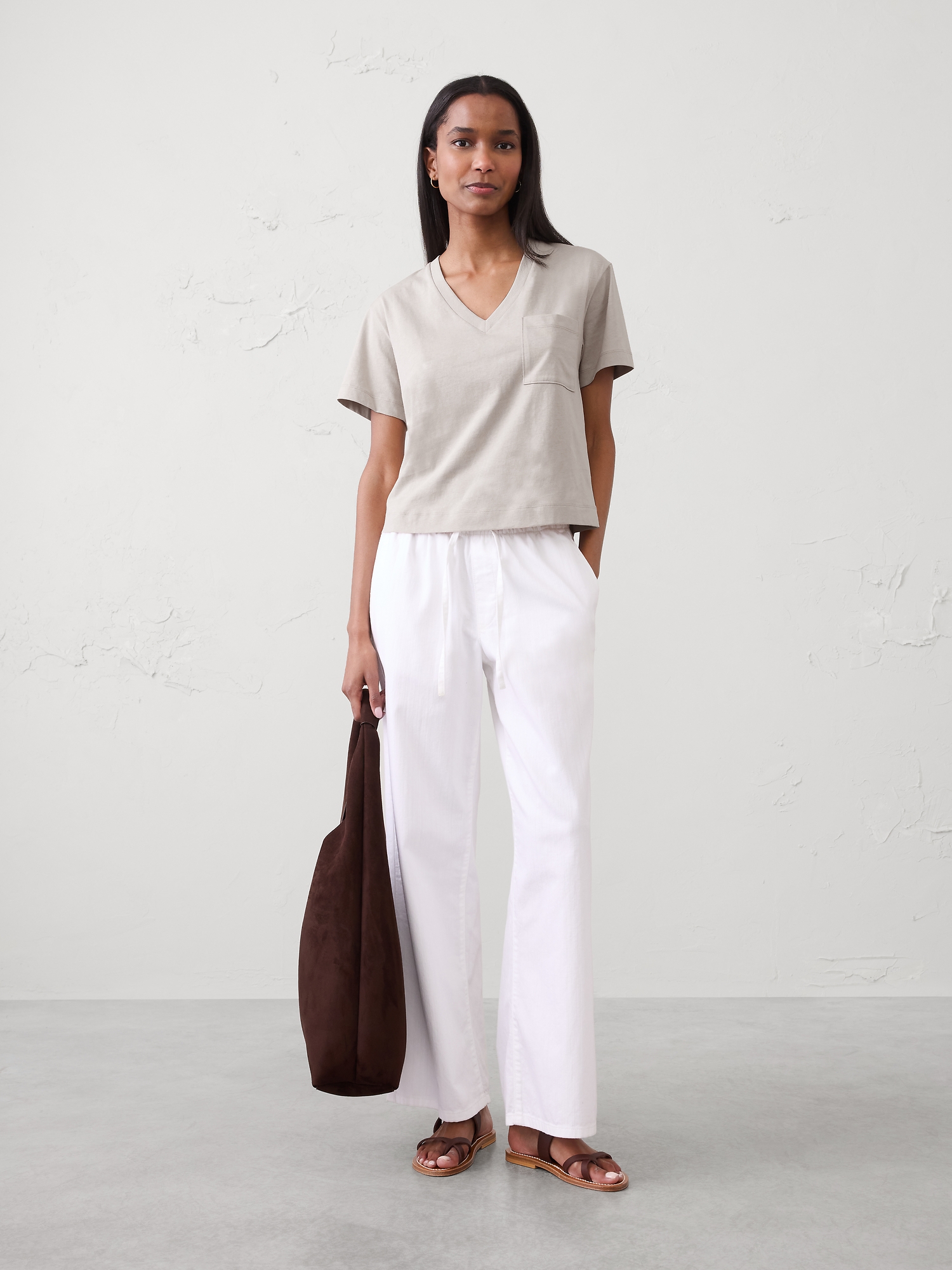 T-SHIRT EN COTON DE QUALITÉ SUPÉRIEURE À POCHE ET COL EN V