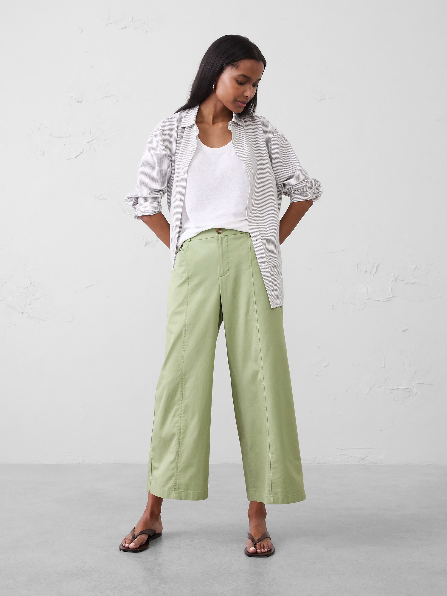 Mid-Rise Wide-Leg Lightweight Twill Cropped Trouser