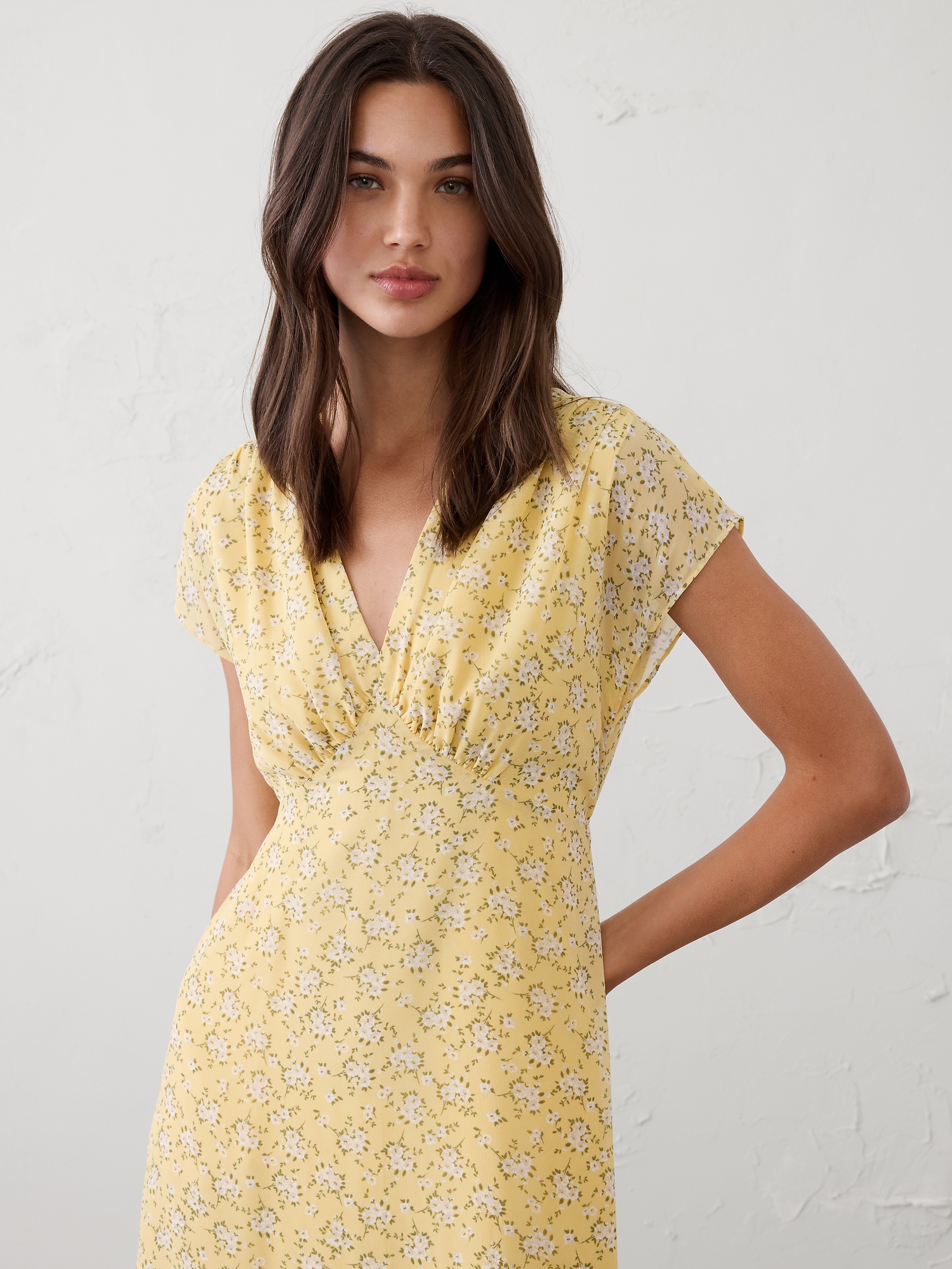 L'image numéro 3 présente Robe mi-longue à taille empire froncée