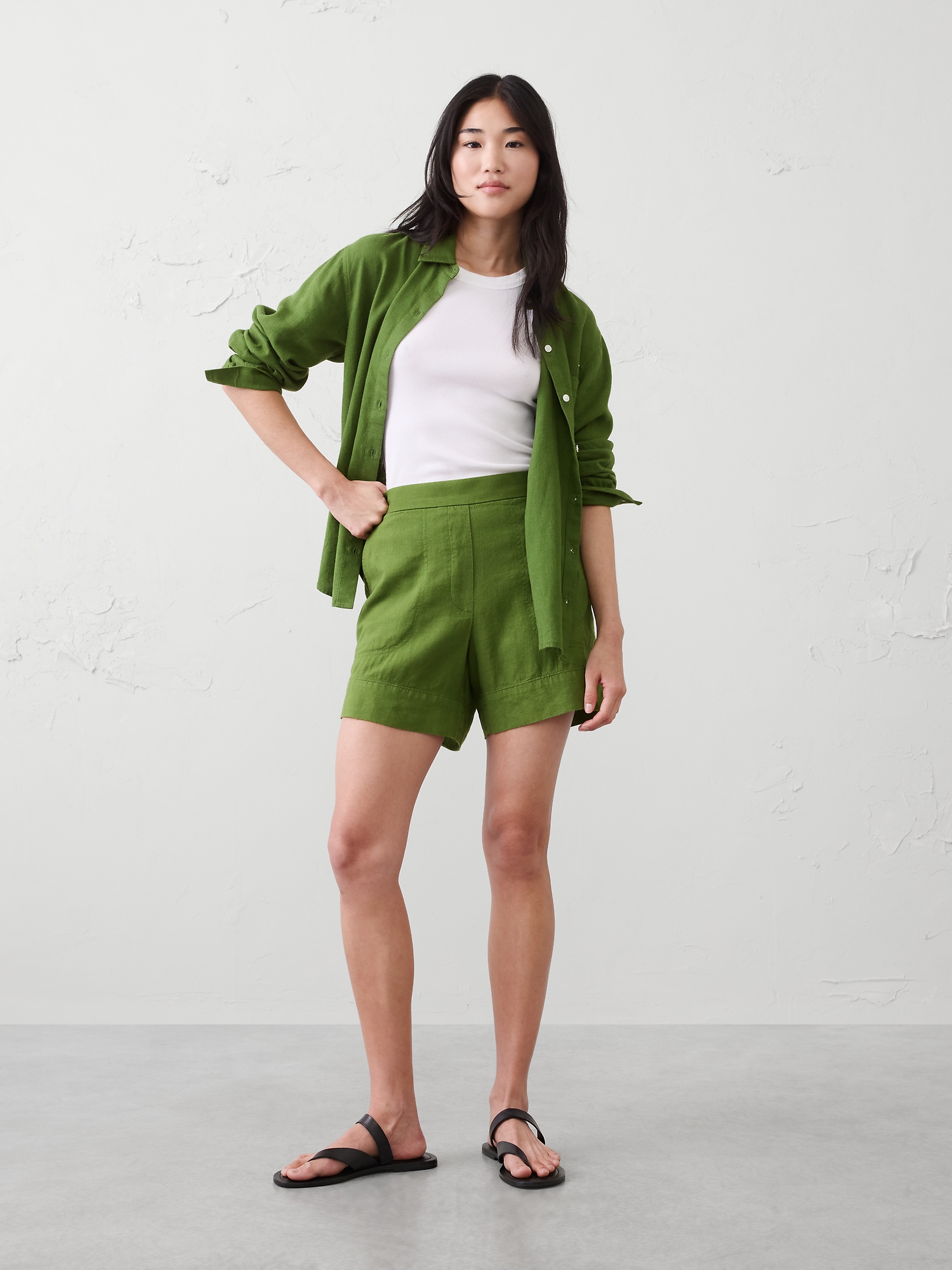 SHORT À TAILLE HAUTE EXTENSIBLE EN MÉLANGE DE LIN