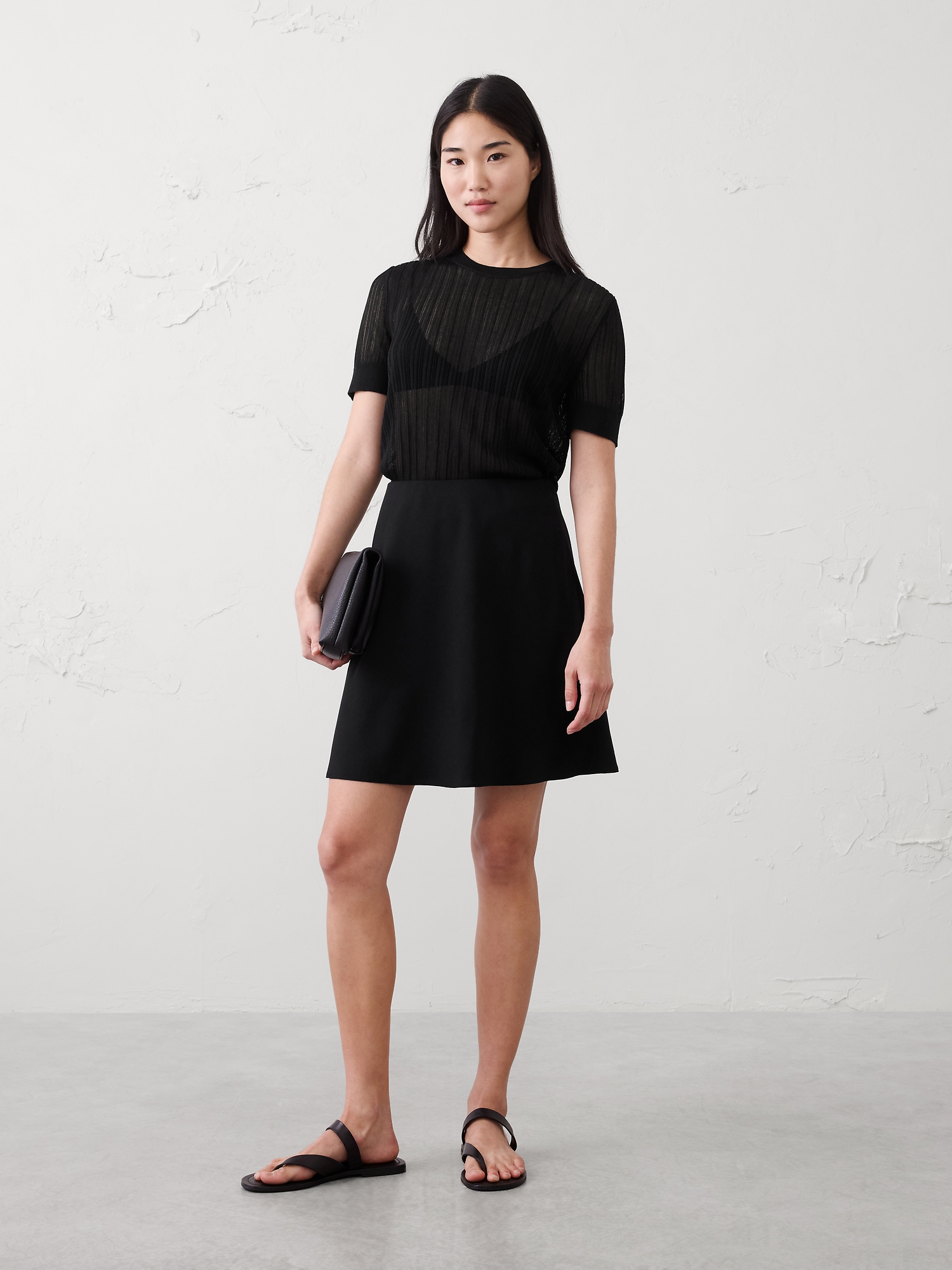 L'image numéro 1 présente Jupe courte coupée de biais