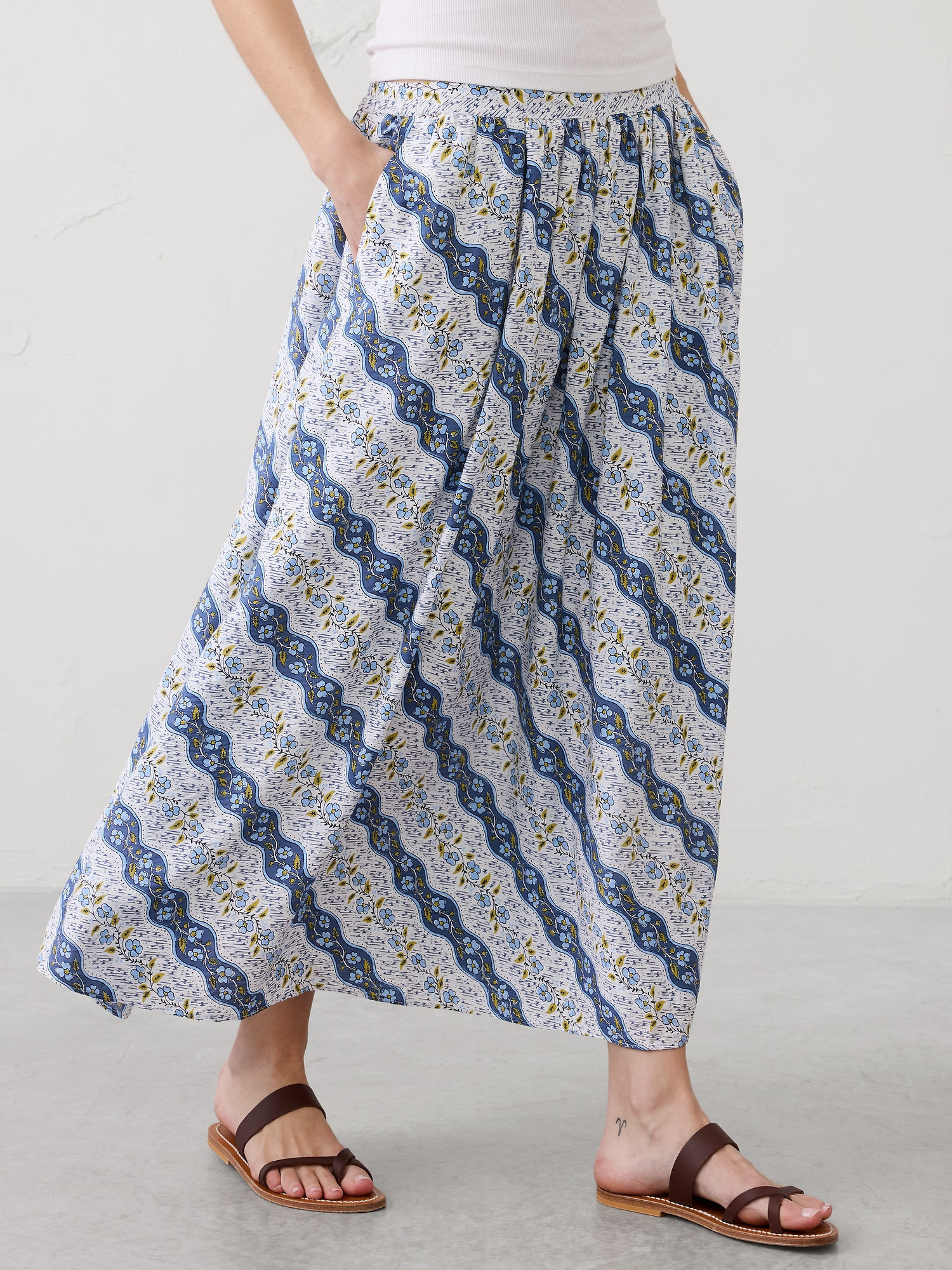 L'image numéro 3 présente Jupe mi-longue en tissu flammé soyeux