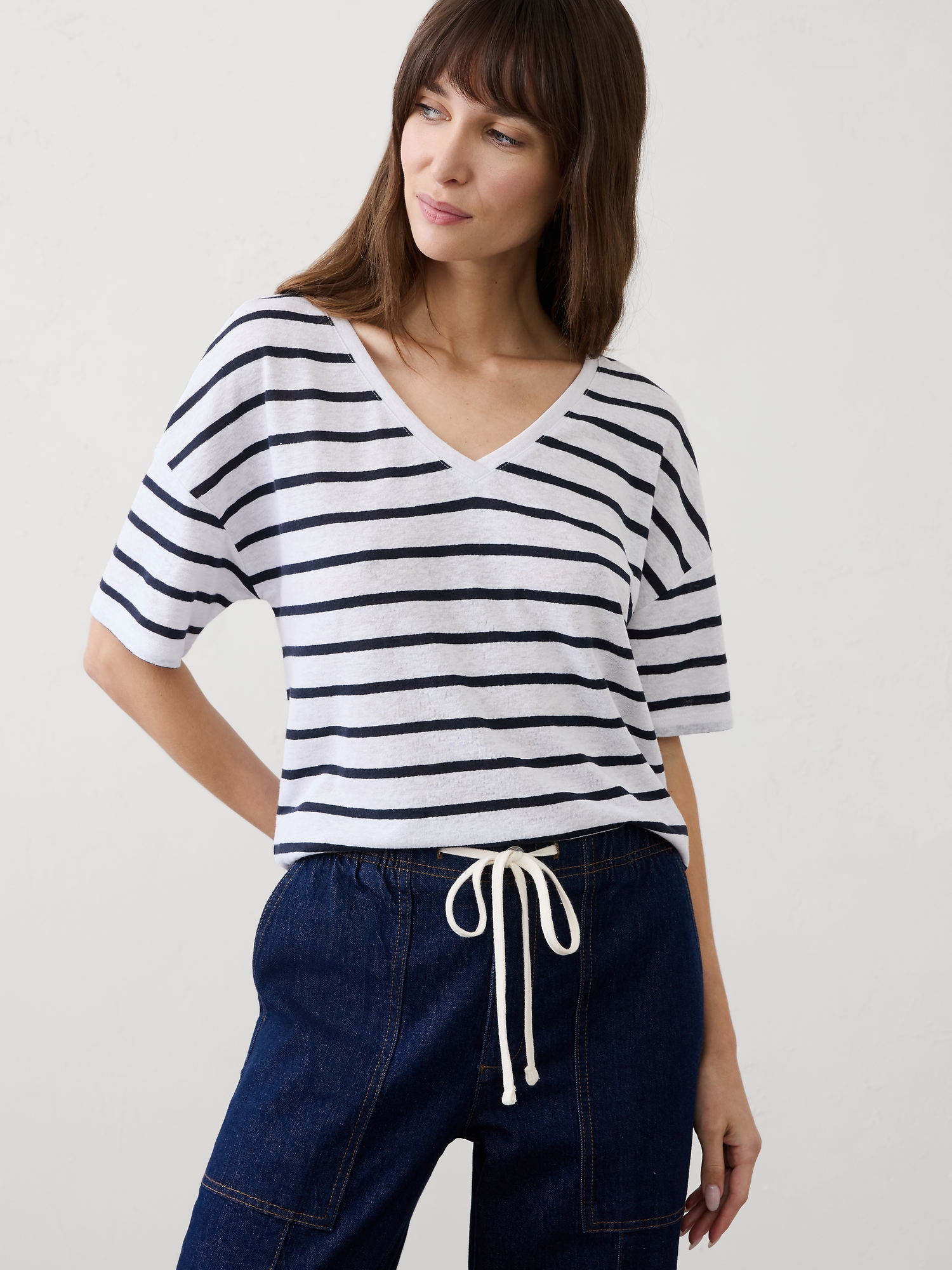 L'image numéro 1 présente Haut à encolure en V en mélange de lin