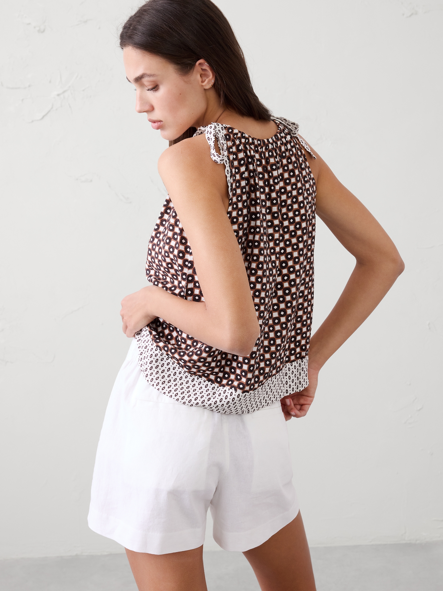 L'image numéro 2 présente Camisole en tissu soyeux à bretelles nouées