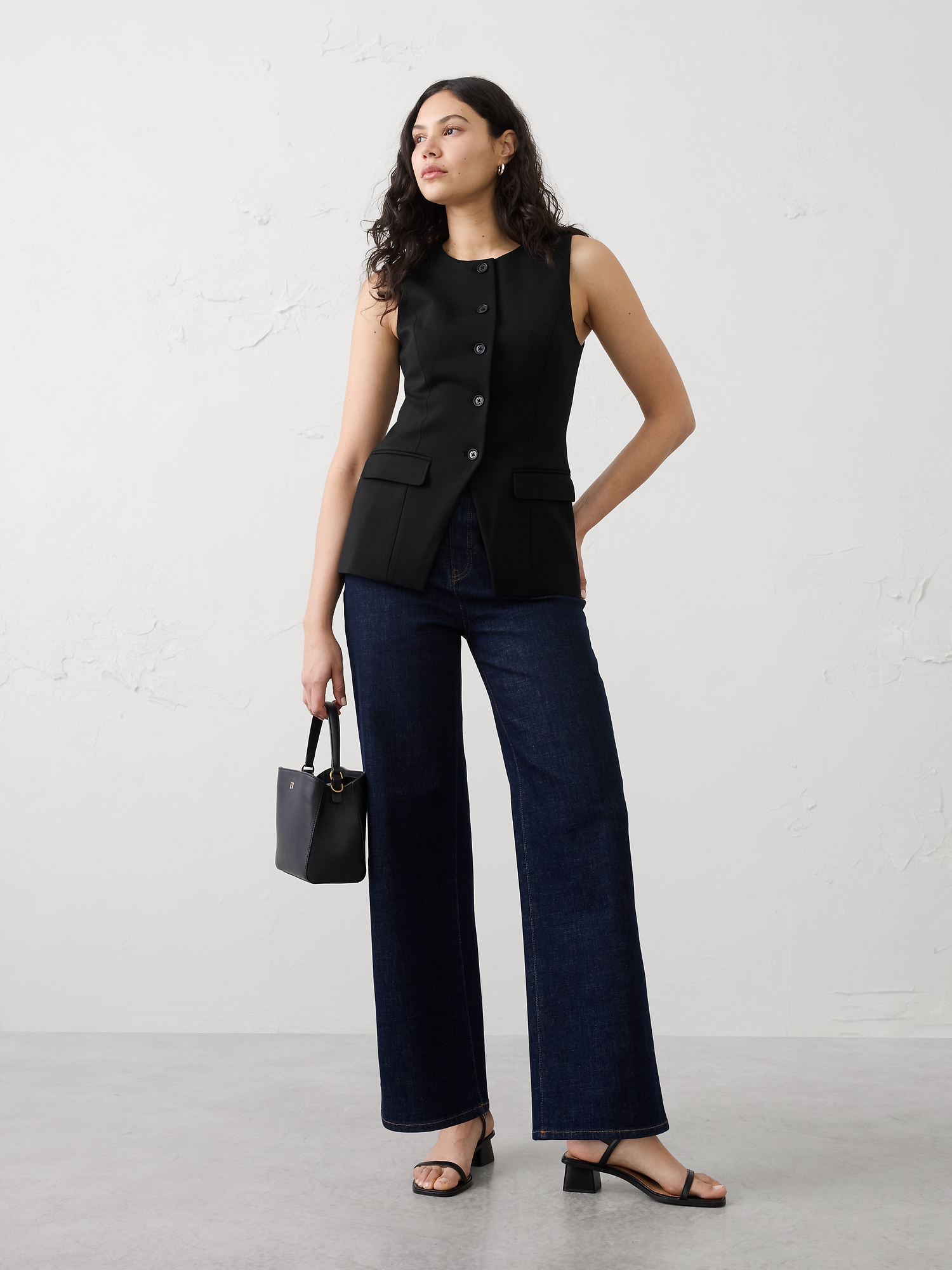 L'image numéro 5 présente Gilet long à découpe en mélange de lin