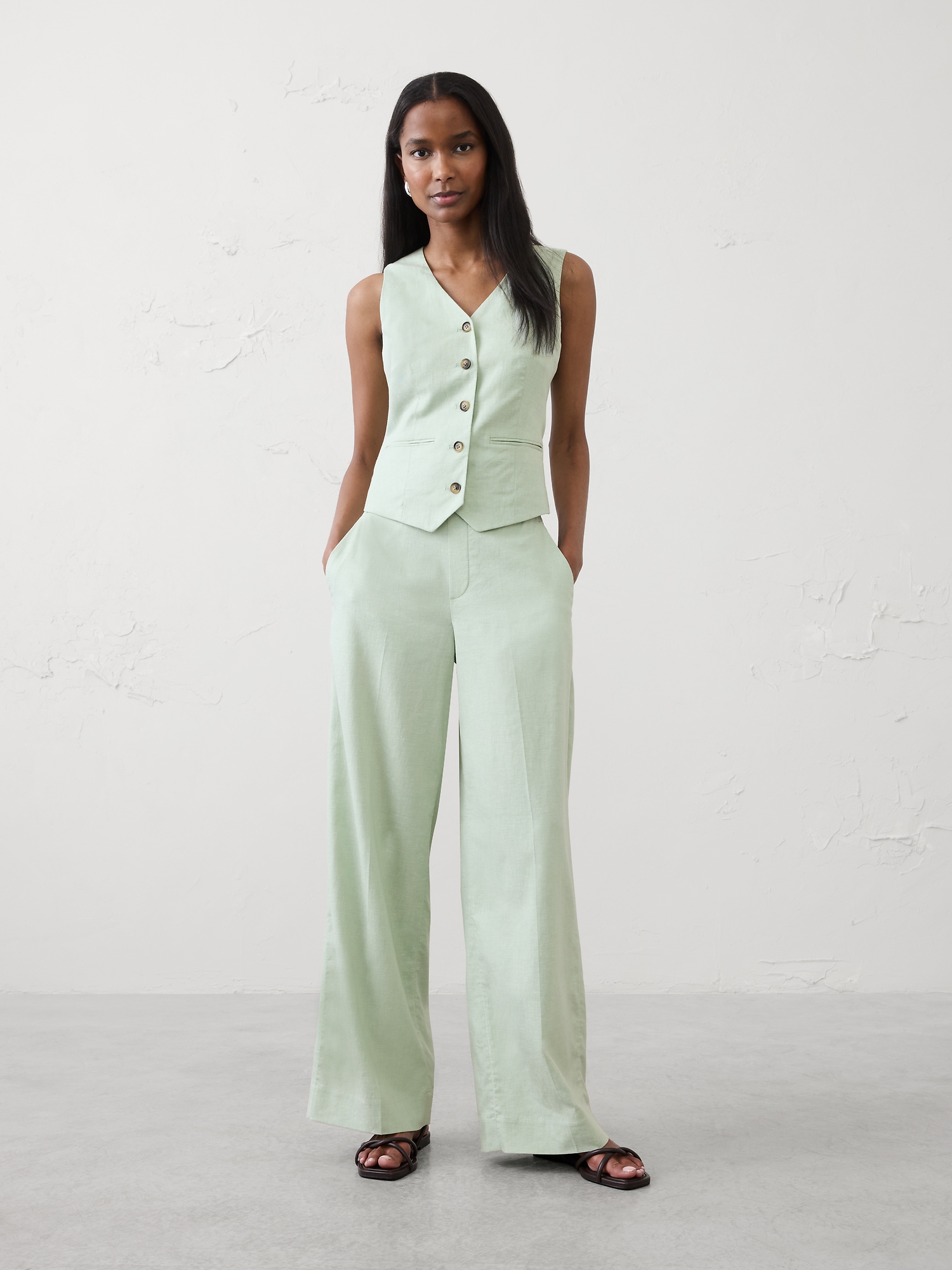 L'image numéro 1 présente Pantalon Hayden à jambe large et taille haute en mélange de lin