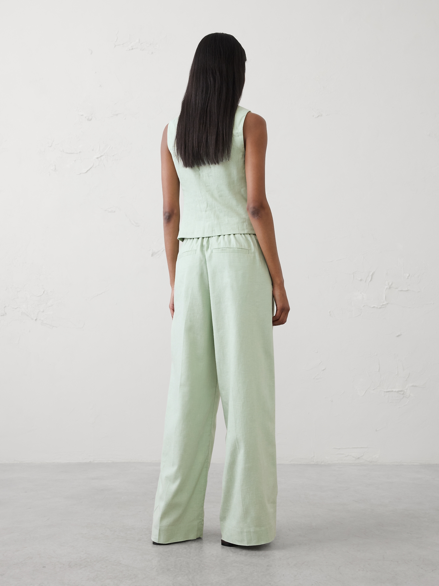 L'image numéro 2 présente Pantalon Hayden à jambe large et taille haute en mélange de lin