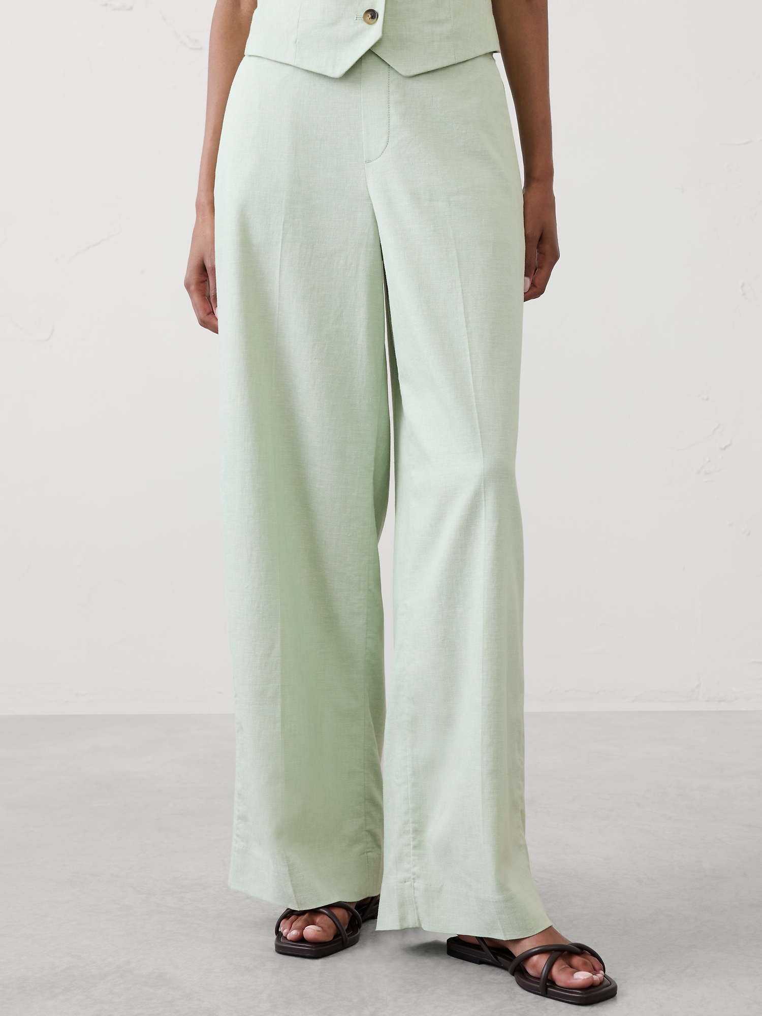 L'image numéro 3 présente Pantalon Hayden à jambe large et taille haute en mélange de lin