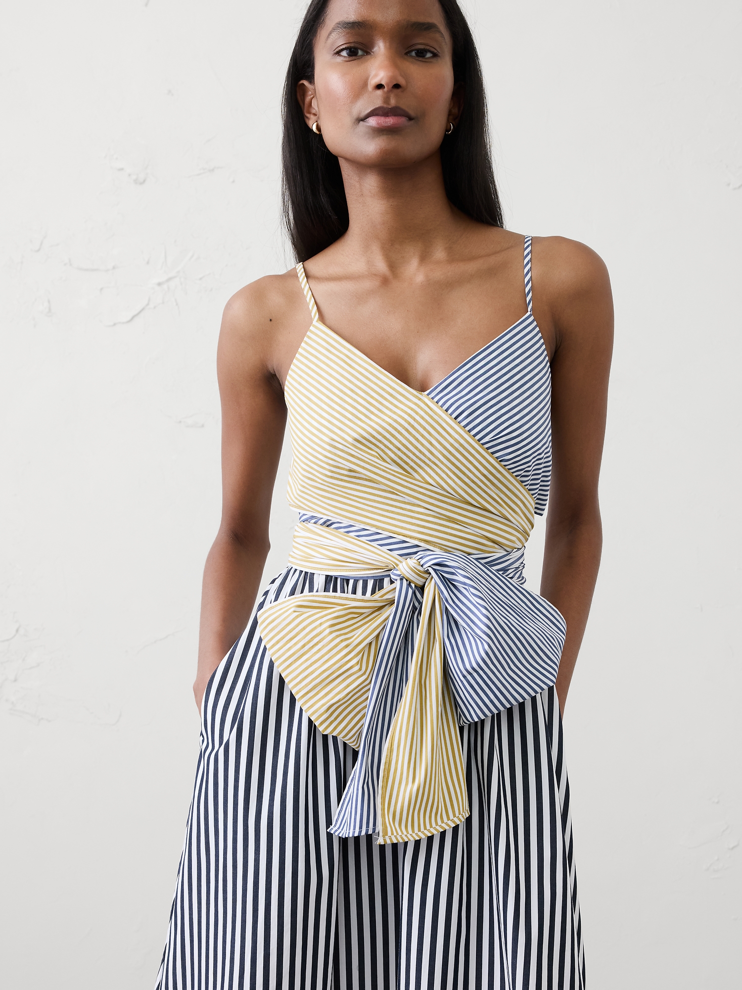 L'image numéro 3 présente Robe mi-longue à bretelles fines