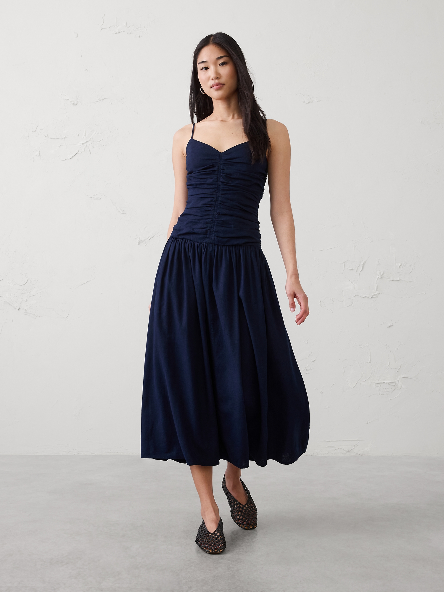 L'image numéro 1 présente Robe longue à bretelles et à corsage froncé en mélange de lin