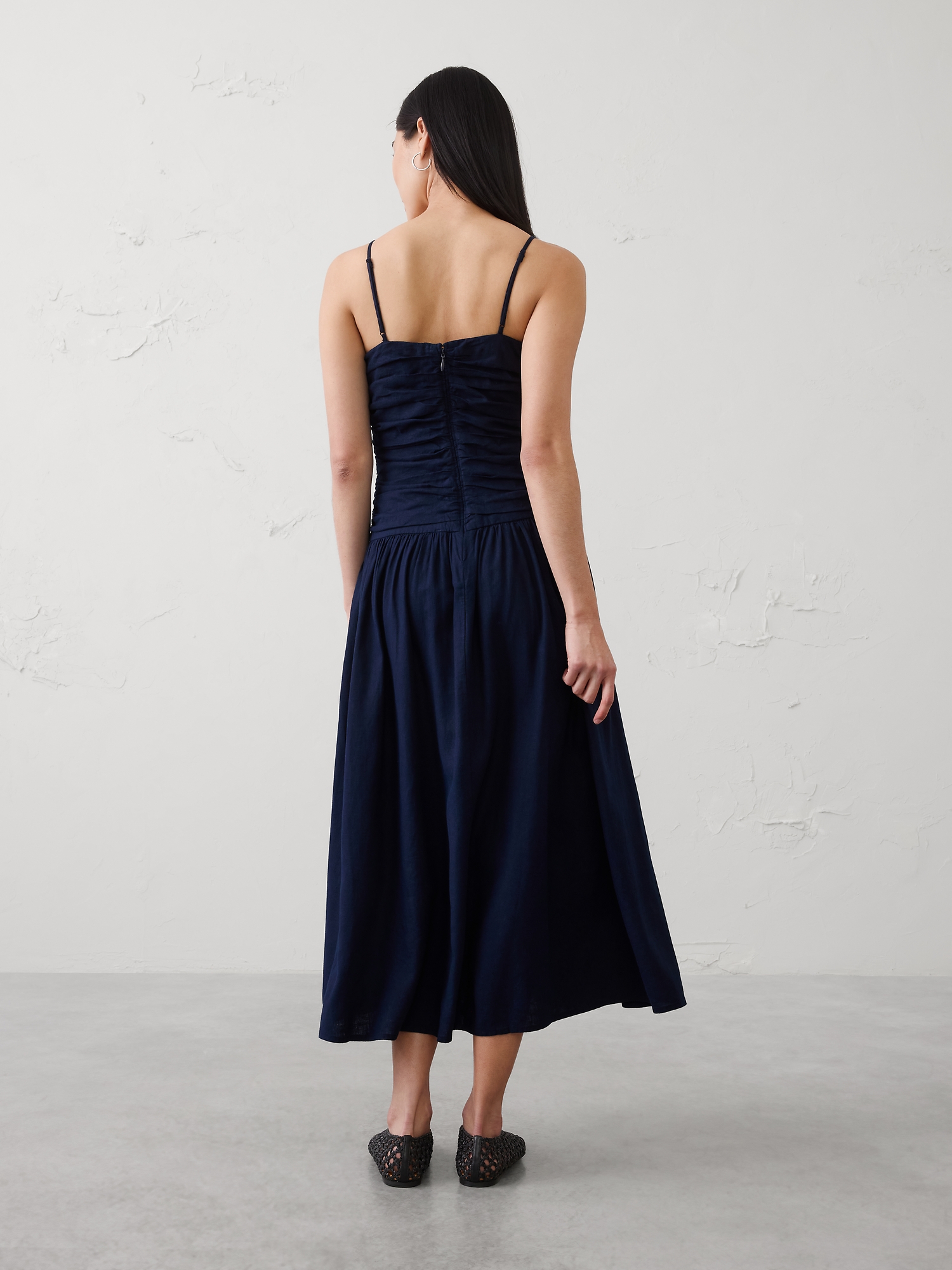 L'image numéro 2 présente Robe longue à bretelles et à corsage froncé en mélange de lin