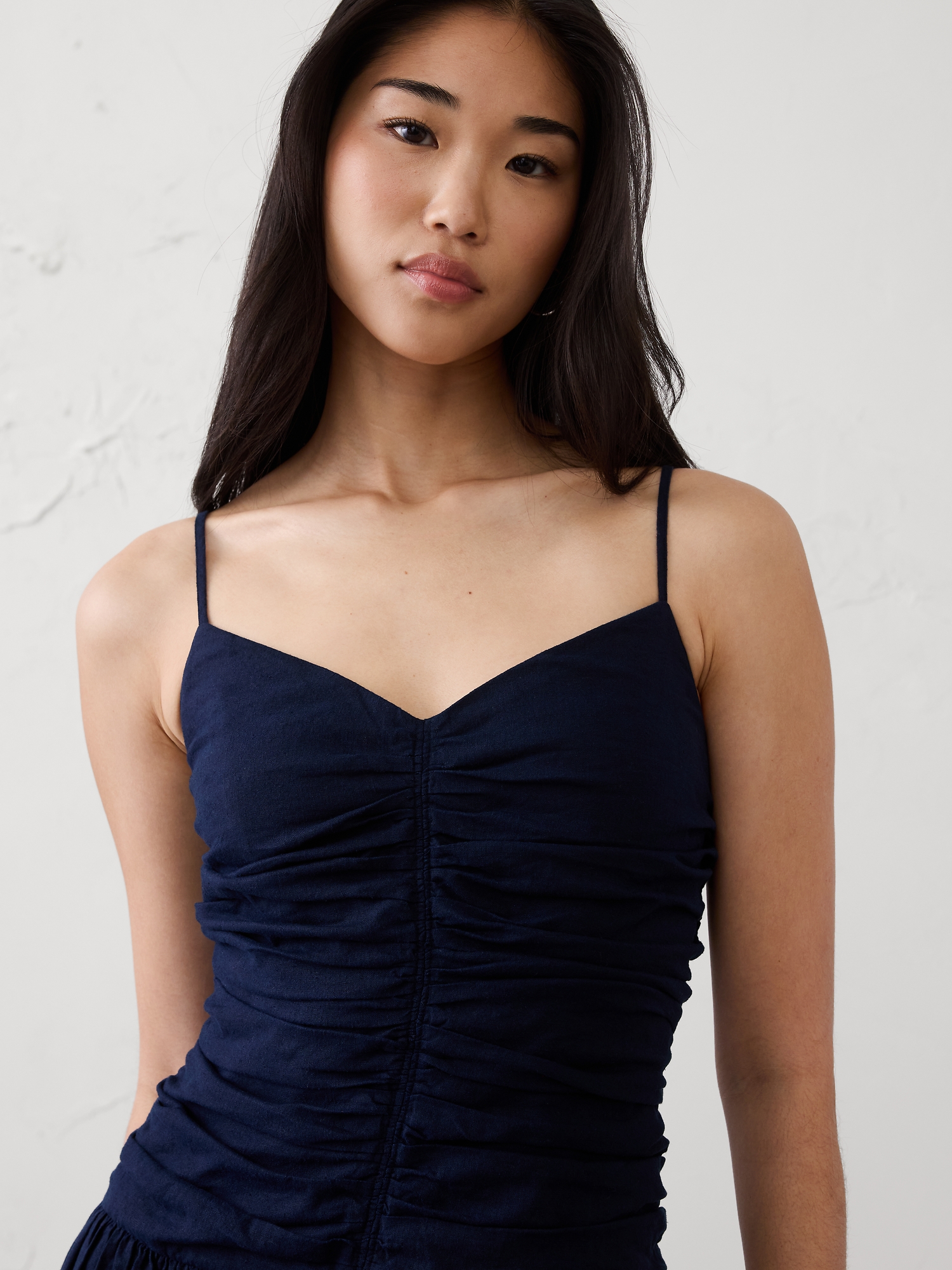 L'image numéro 3 présente Robe longue à bretelles et à corsage froncé en mélange de lin